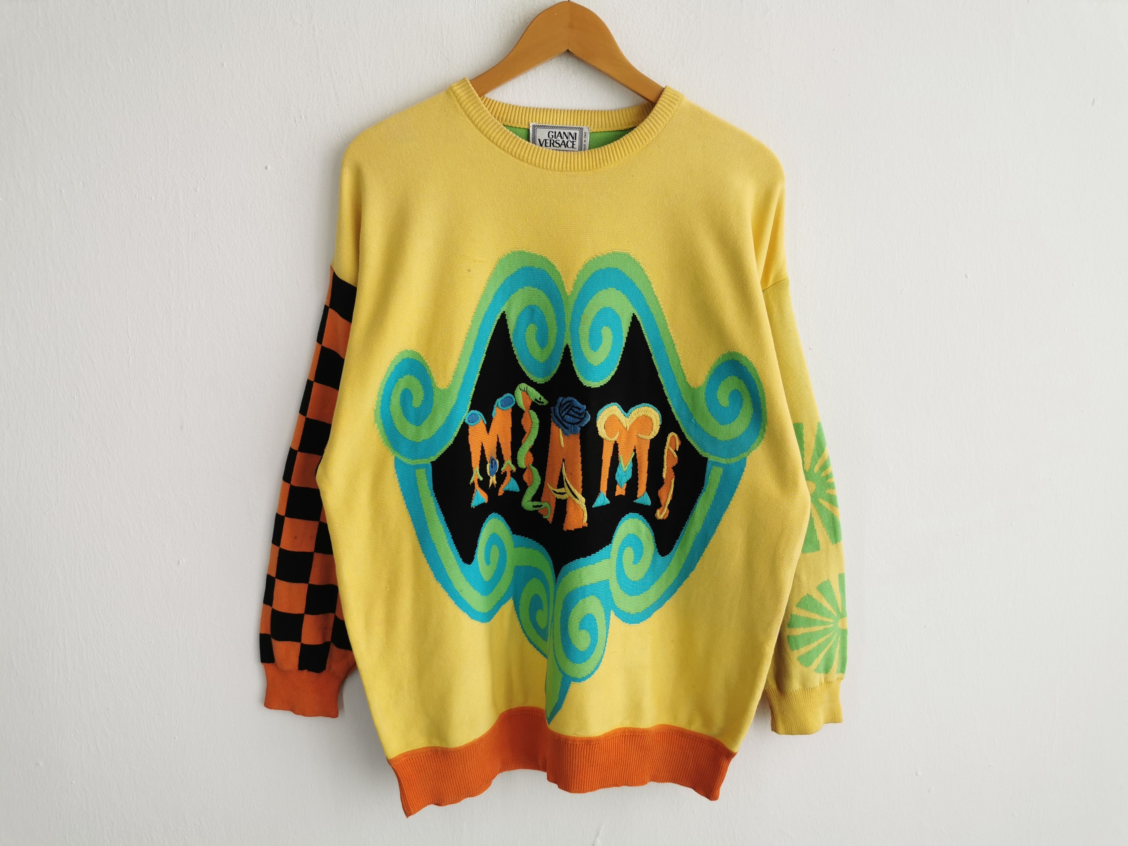 Versace Vintage 90's Versace Embroidered Sweatshirt Made In Italy Size US M / EU 48-50 / 2 - 1 Thumbnail