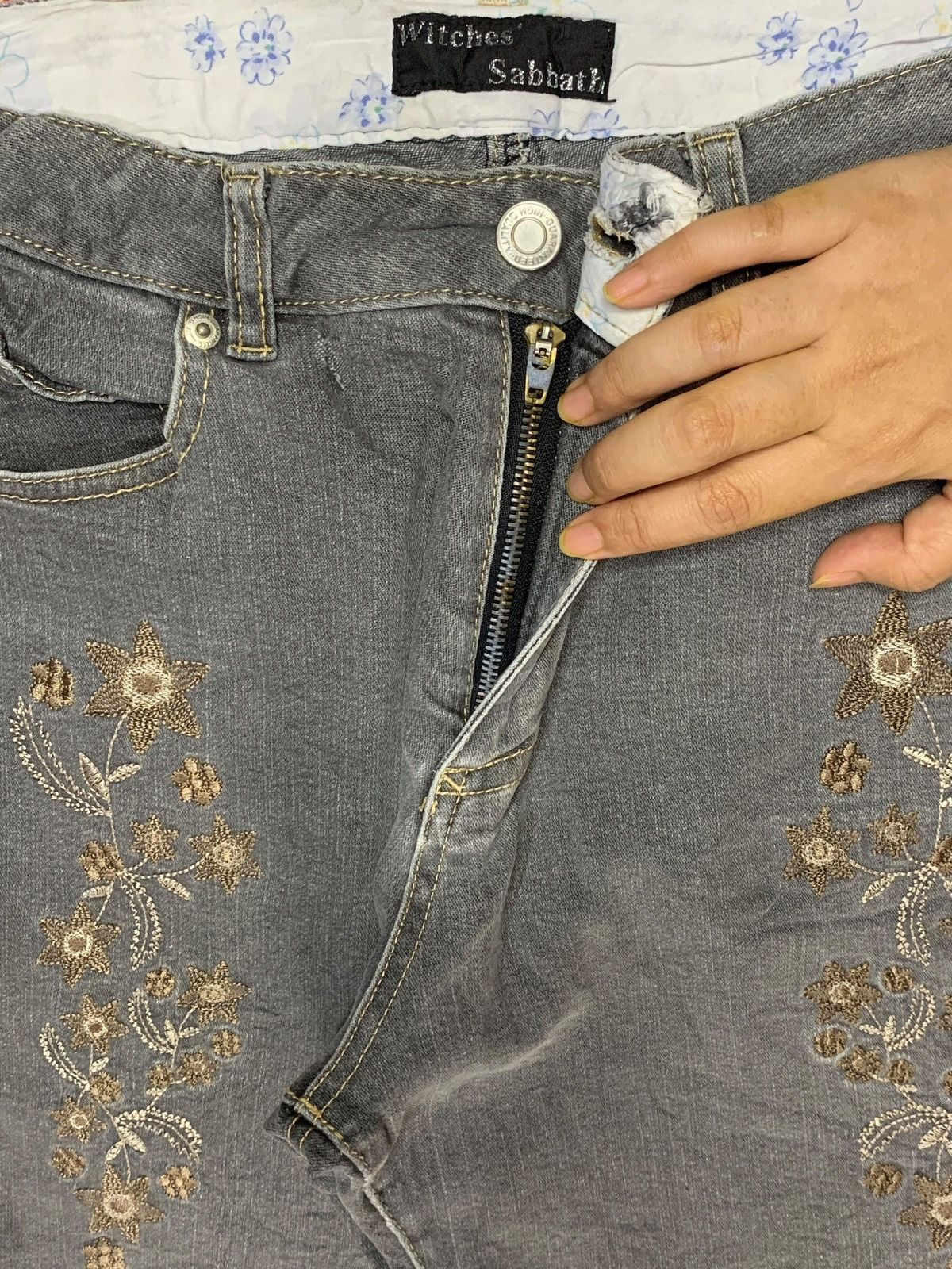 Japanese Brand SALES🔥Vintage Japanese Brand Floral Embroidery Flare Jeans Size 29" - 3 Thumbnail