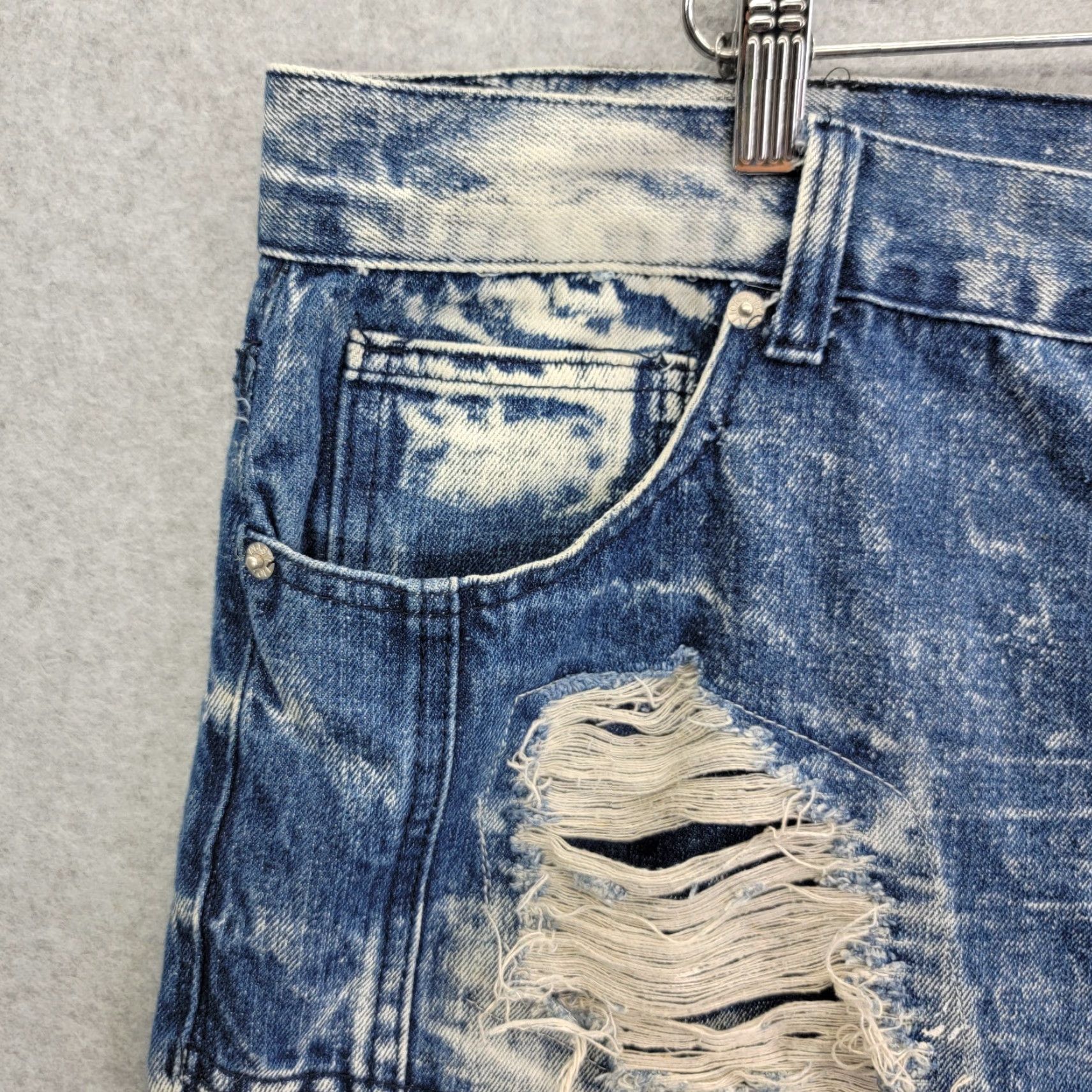 Vintage Lion Dynasty shorts Mens Size 40 Denim Light Wash Distressed Slim Bermuda Casual Jeans Blue 40 Mens Size US 40 / EU 56 - 5 Thumbnail