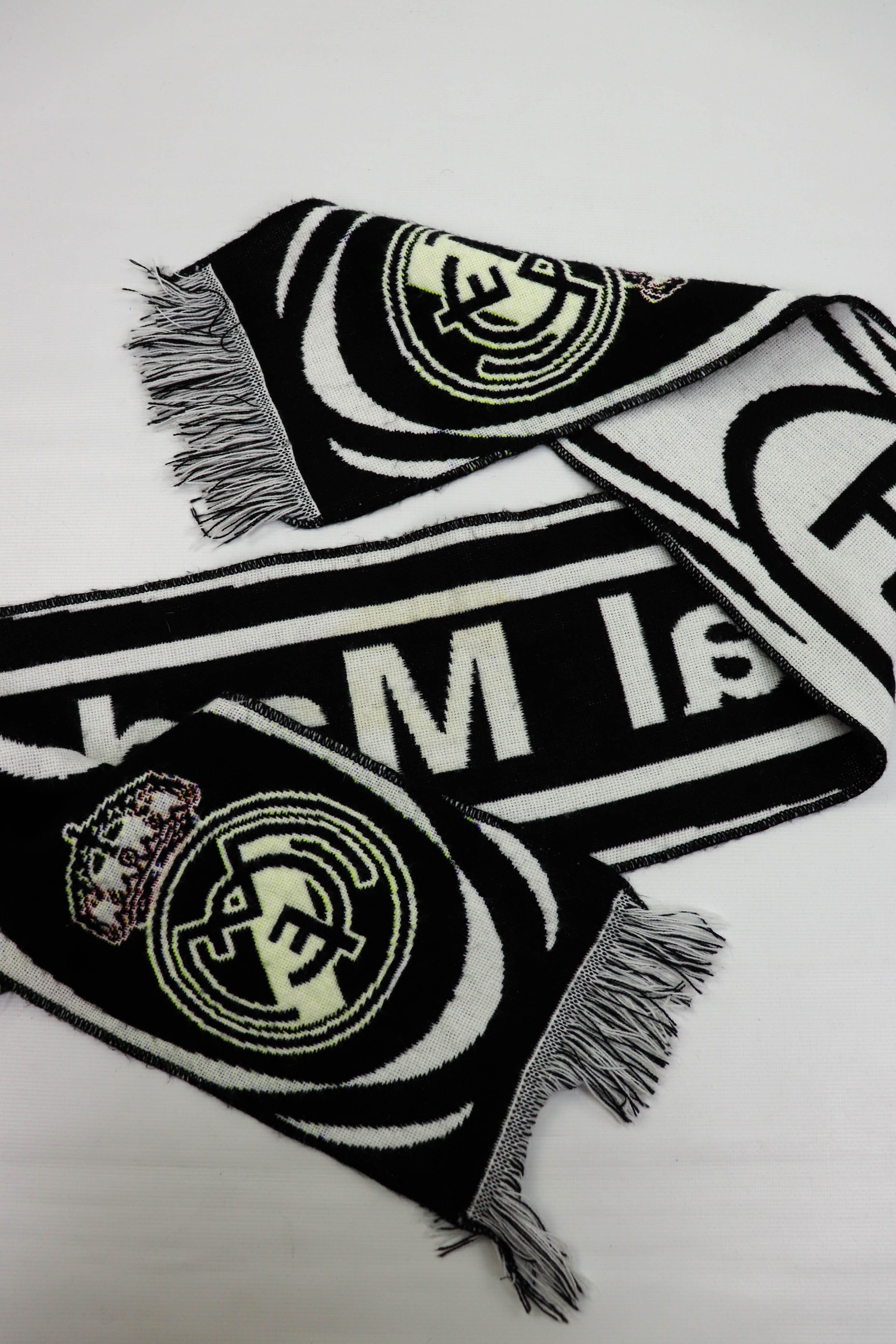 Vintage Draps Vintage FC Real Madrid Acrylic Soccer Scarf Size ONE SIZE - 10 Thumbnail