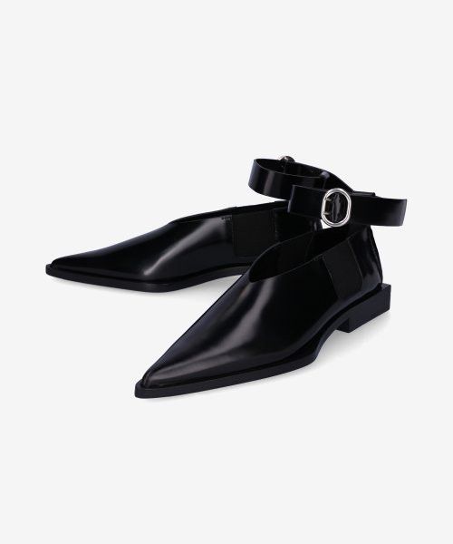 o1loc1c1124 Flats in Black