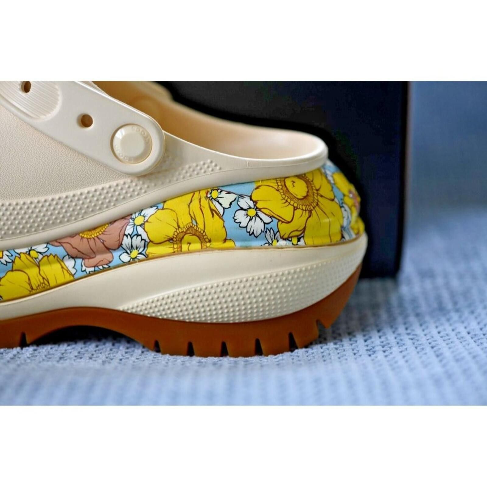 Crocs Crocs Mega Crush Clog Vanilla/Multi Retro Floral Size US 5 / IT 35 - 9 Thumbnail