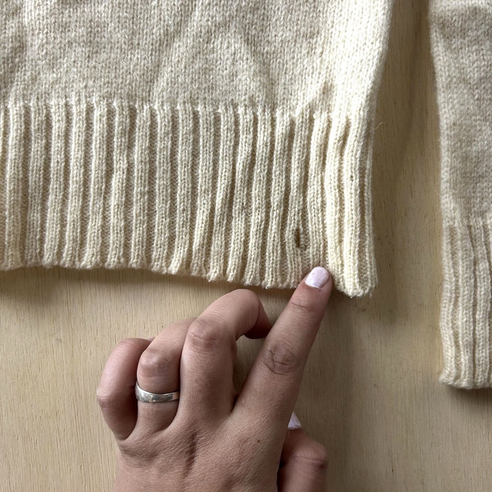 Vintage VINTAGE Honey Girl Sweater Juniors M Wool Crewneck Pullover Long Sleeve White/Off-White Size M / US 6-8 / IT 42-44 - 2 Thumbnail