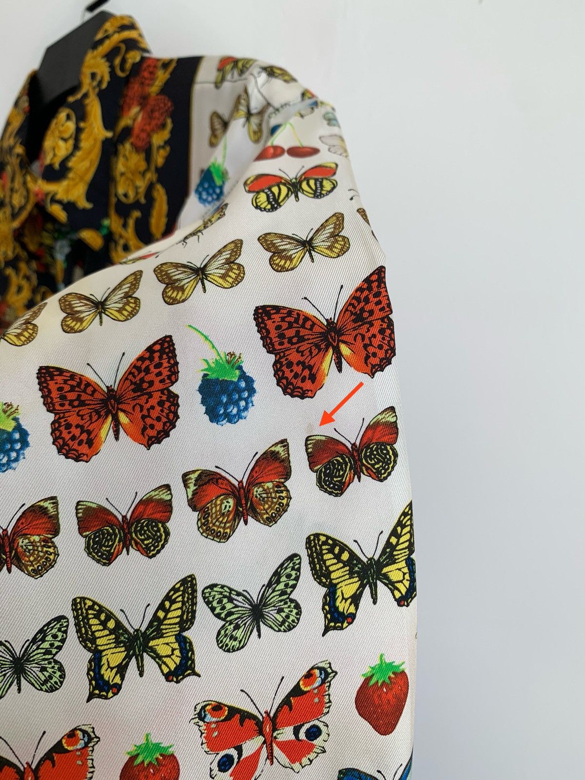 Versace Vintage 90s Gianni Versace Gold Butterflies Silk Shirt Size M / US 6-8 / IT 42-44 - 13 Thumbnail