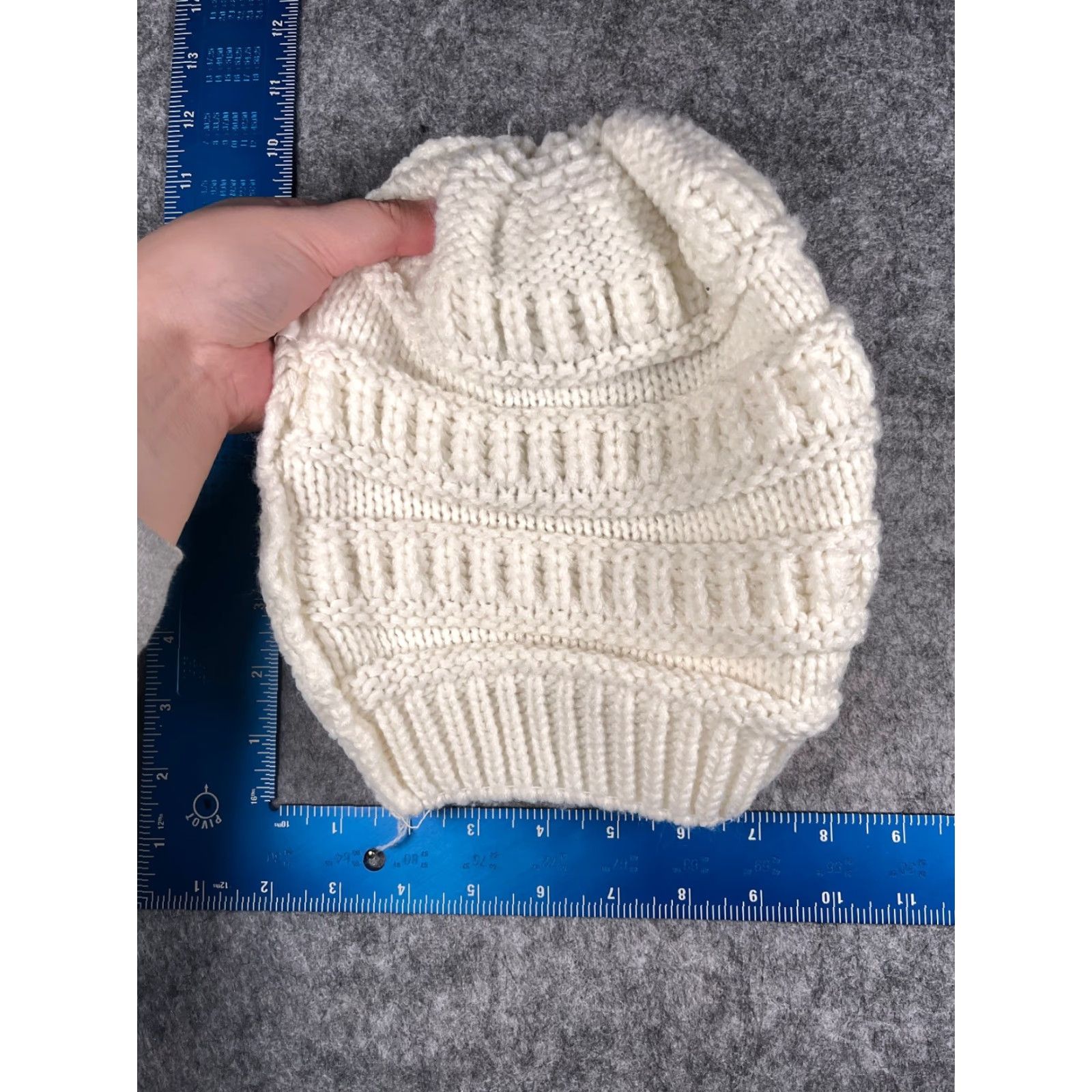 Vintage Gertex Women’s White Striped Knit Beanie Toque One Size Acrylic Faux Fur Pom Outdoor Size ONE SIZE - 5 Thumbnail