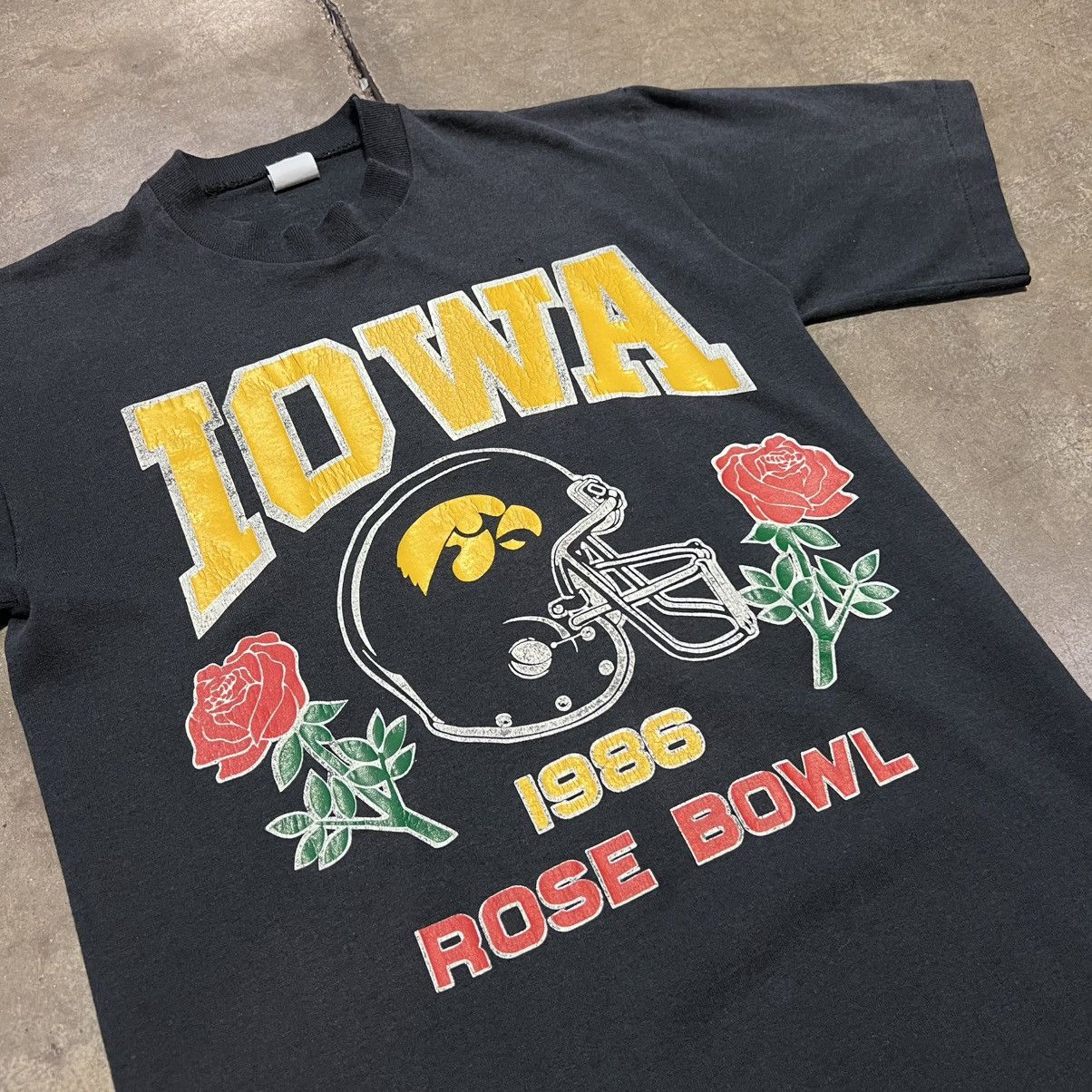 NCAA × Vintage Vintage 80s Iowa Hawkeyes Rose Bowl Football T shirt 1986 Size US S / EU 44-46 / 1 - 3 Thumbnail