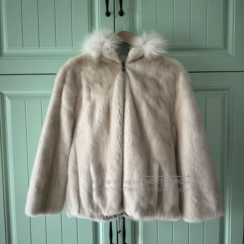 Brunello Cucinelli Brunello Cucinelli White fur coat with fox fur collar, can Size XS / US 0-2 / IT 36-38 - 1 Thumbnail