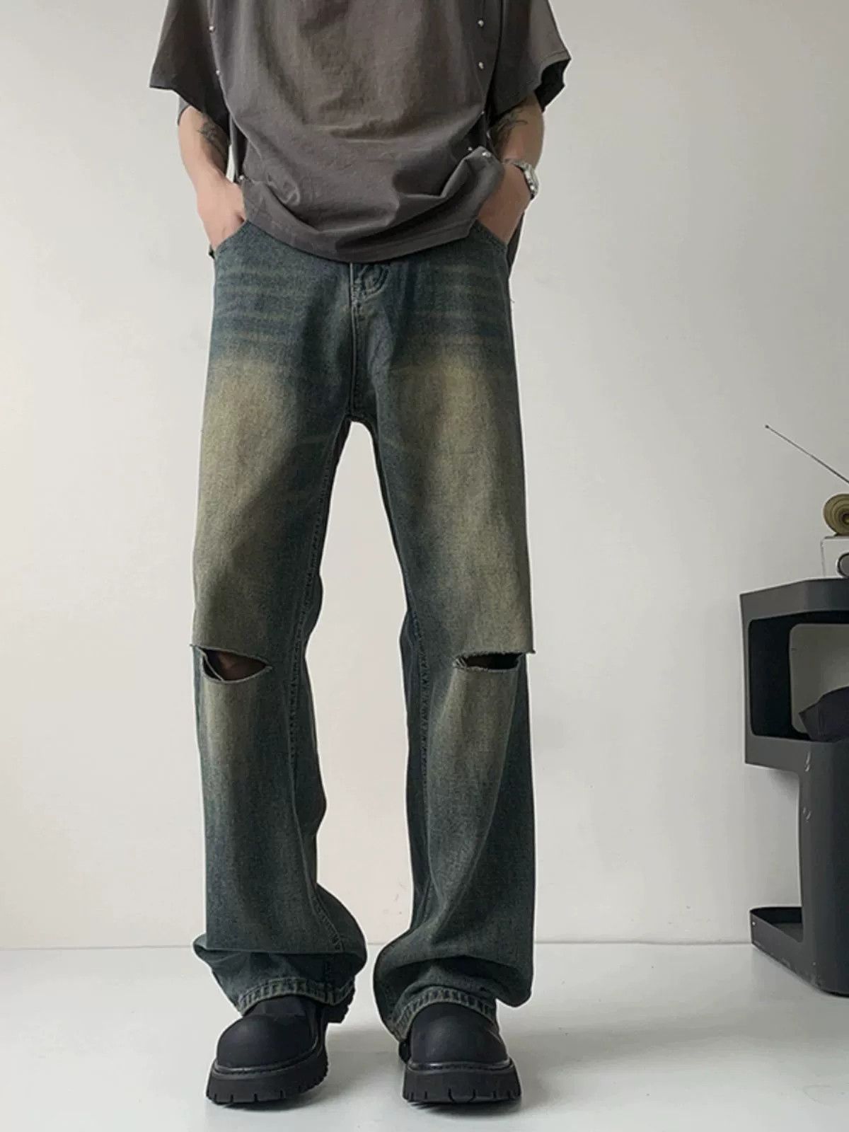 Vintage Retro men's washed and distressed cleanfit ripped jeans Size US 32 / EU 48 - 2 Thumbnail