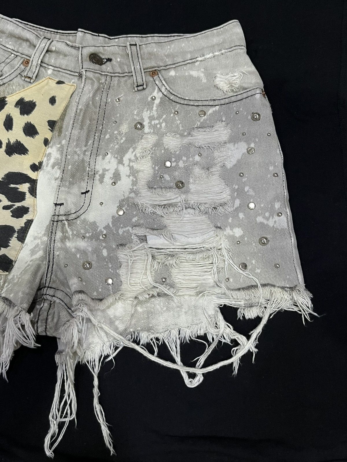 Levi's Vintage Clothing Levi's Rework Distressed Leopard Patch Studded Bleach Shorts Size 27" / US 4 / IT 40 - 3 Thumbnail