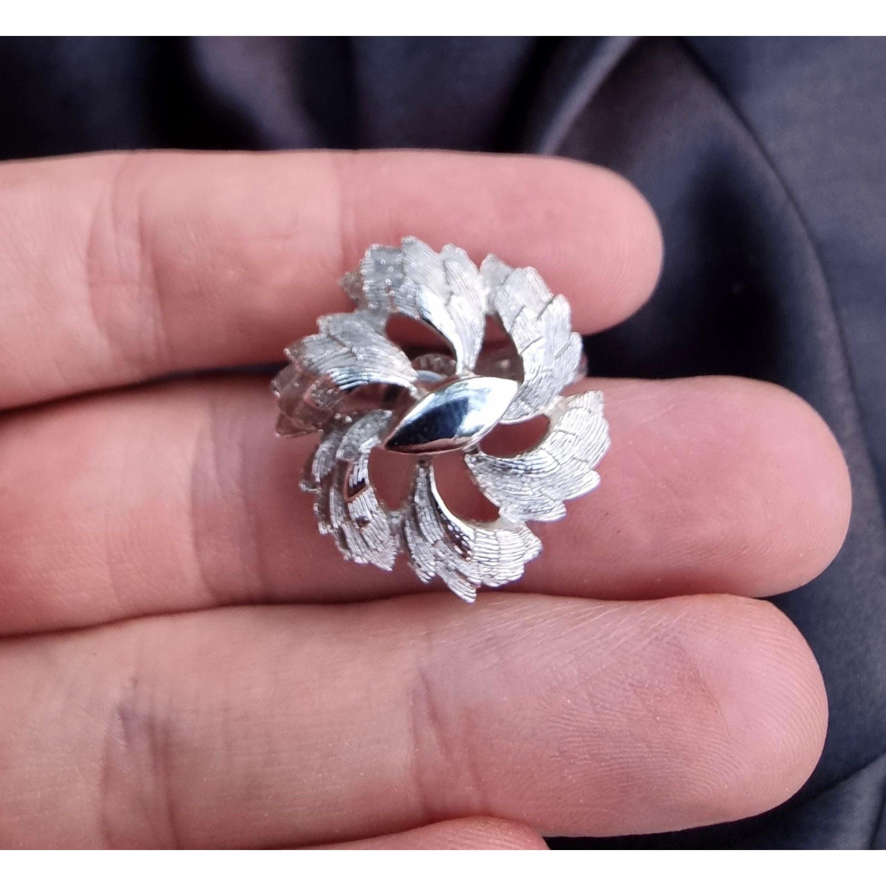 Other Vintage CORO Signed Flower Silver Toned Patern Clip On Earri Size ONE SIZE - 5 Thumbnail