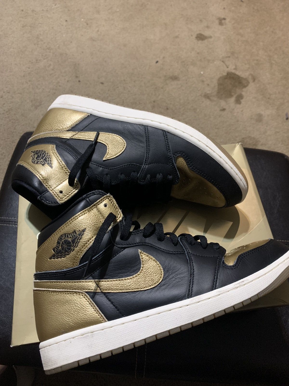Jordan Brand Air Jordan 1 Retro High OG Size US 12 / EU 45 - 1 Thumbnail
