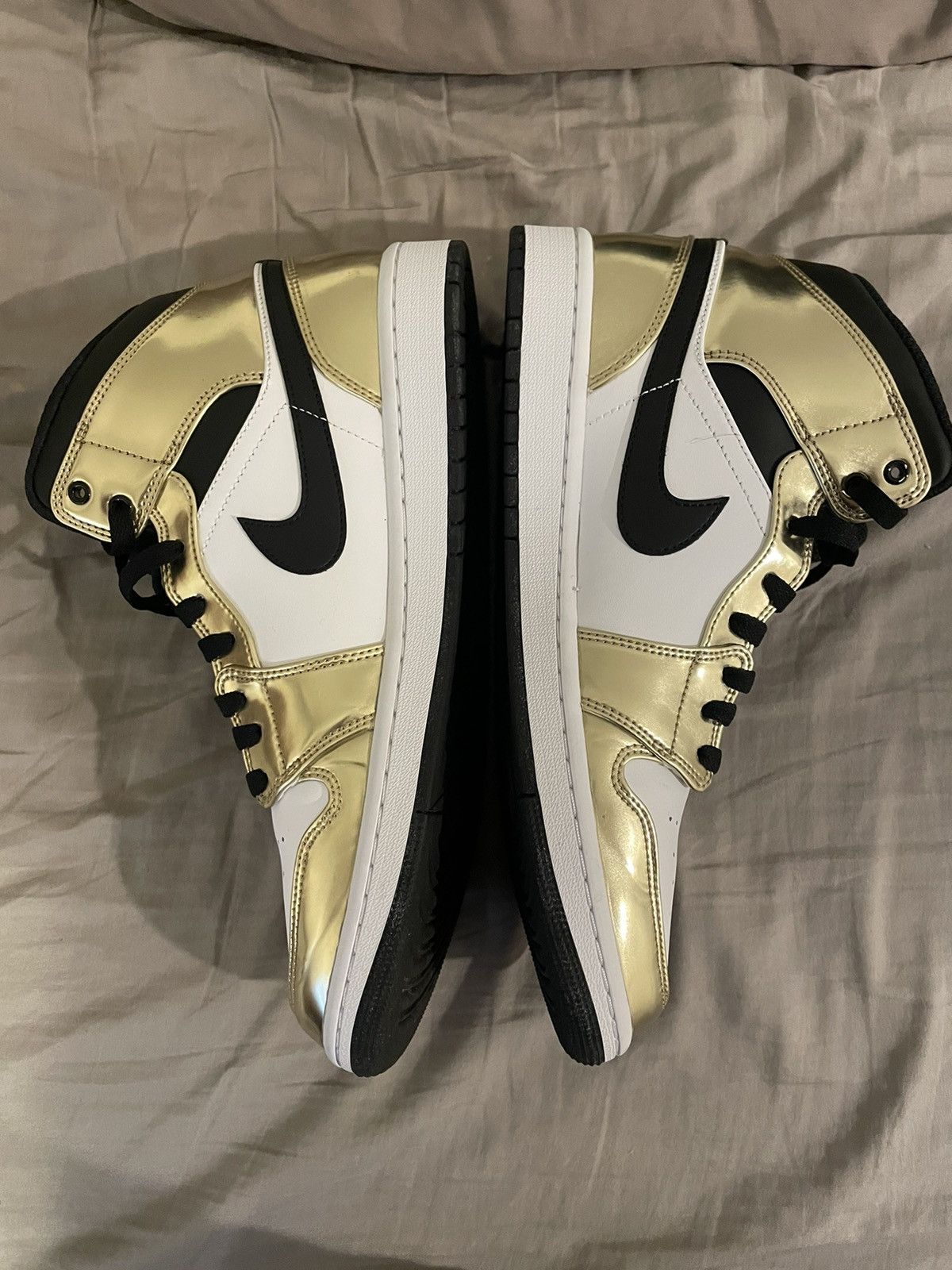 Jordan Brand Jordan 1 mid gold Size US 11 / EU 44 - 1 Thumbnail