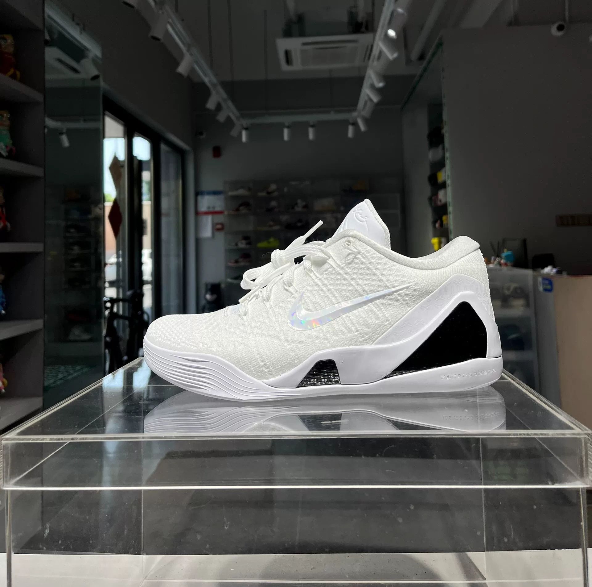 Nike Nike White Lowtop Sneakers 8 Men Size US 8 / EU 41 - 1 Preview