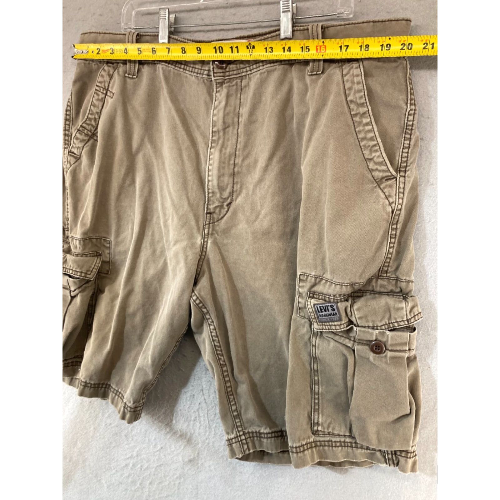 Levi's Levi's Mens Cargo Shorts 40W Khaki Y2K Vintage Cargo Shorts Mens 40W Beige Levi's Vintage Size US 40 / EU 56 - 2 Thumbnail