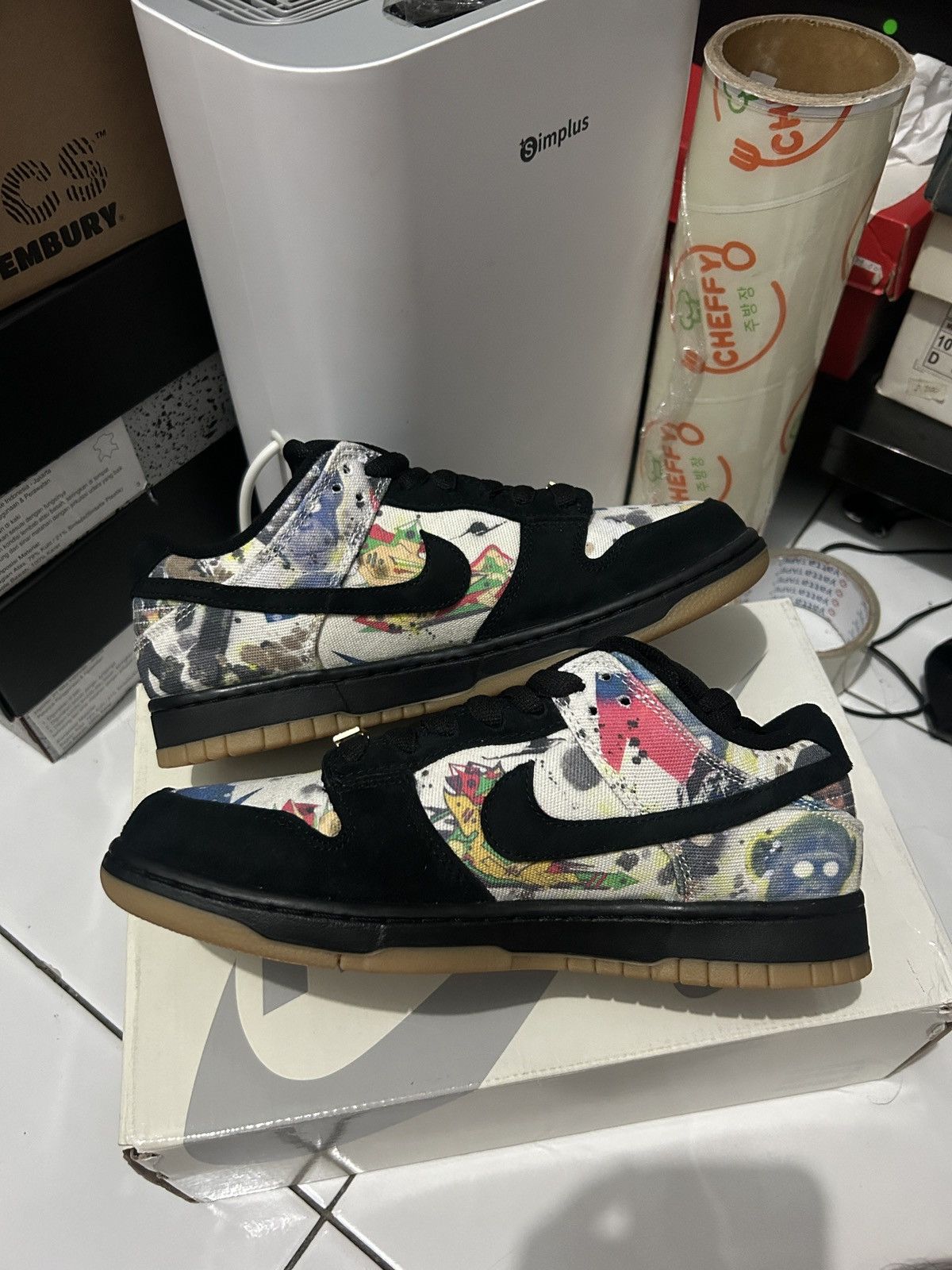 Nike × Supreme nike sb dunk low supreme rammellzee Size US 7 / EU 40 - 3 Thumbnail