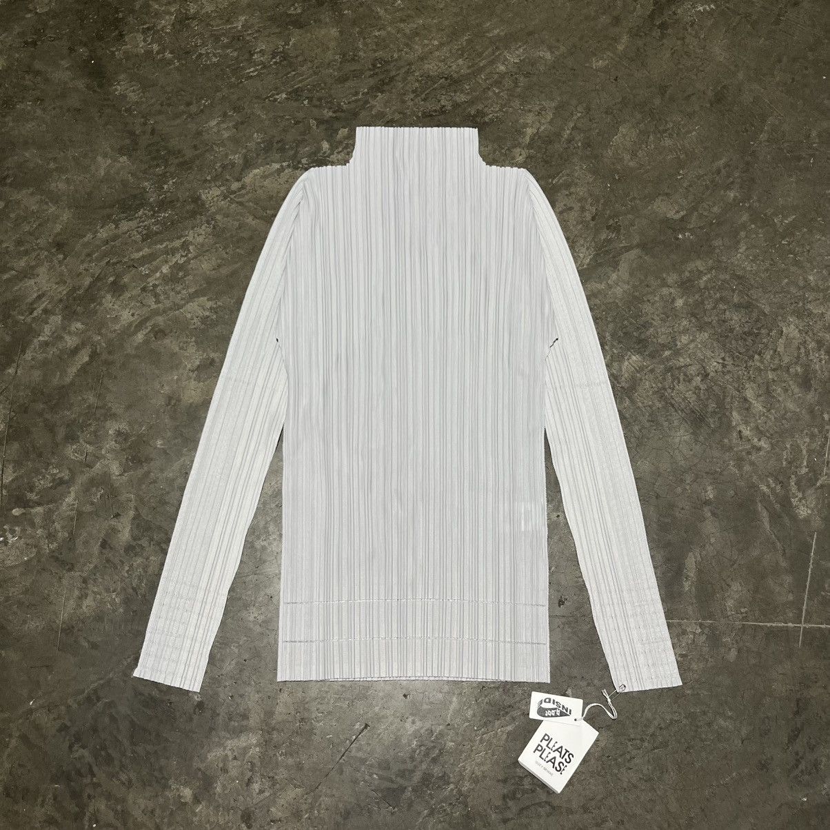 Homme Plisse Issey Miyake × Issey Miyake × Pleats Please Issey Miyake ISSEY MIYAKE SOFT PLEATS LONG SLEEVED TOP IN GREY Size ONE SIZE - 2 Thumbnail