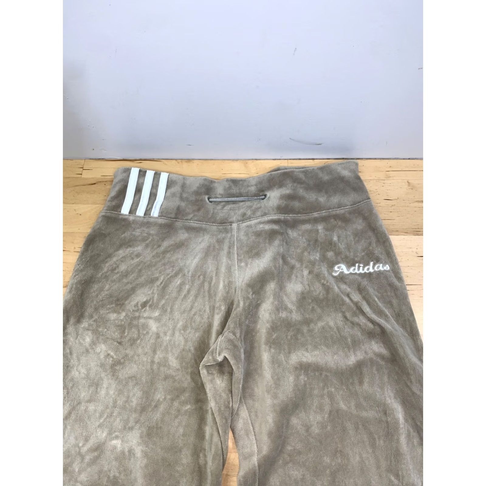 Adidas VINTAGE adidas Velour Track Pants Women S Tan Y2K Baggy 13137 Size 28" / US 6 / IT 42 - 4 Thumbnail