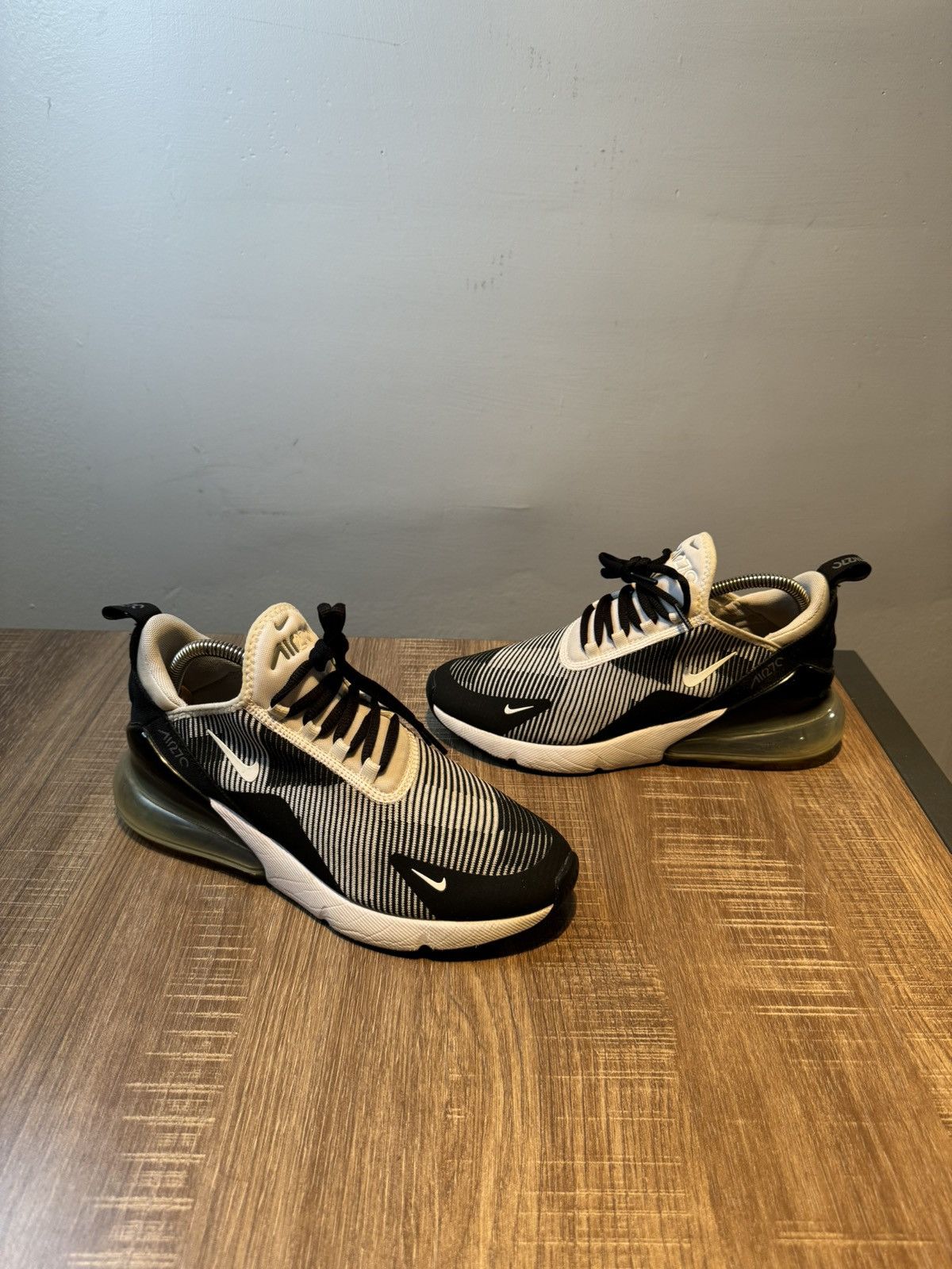 Nike Nike Air Max 270 Sneakers Oreo Low Top 7Y / Women’s Size 8.5 Size US 7 / EU 40 - 2 Thumbnail