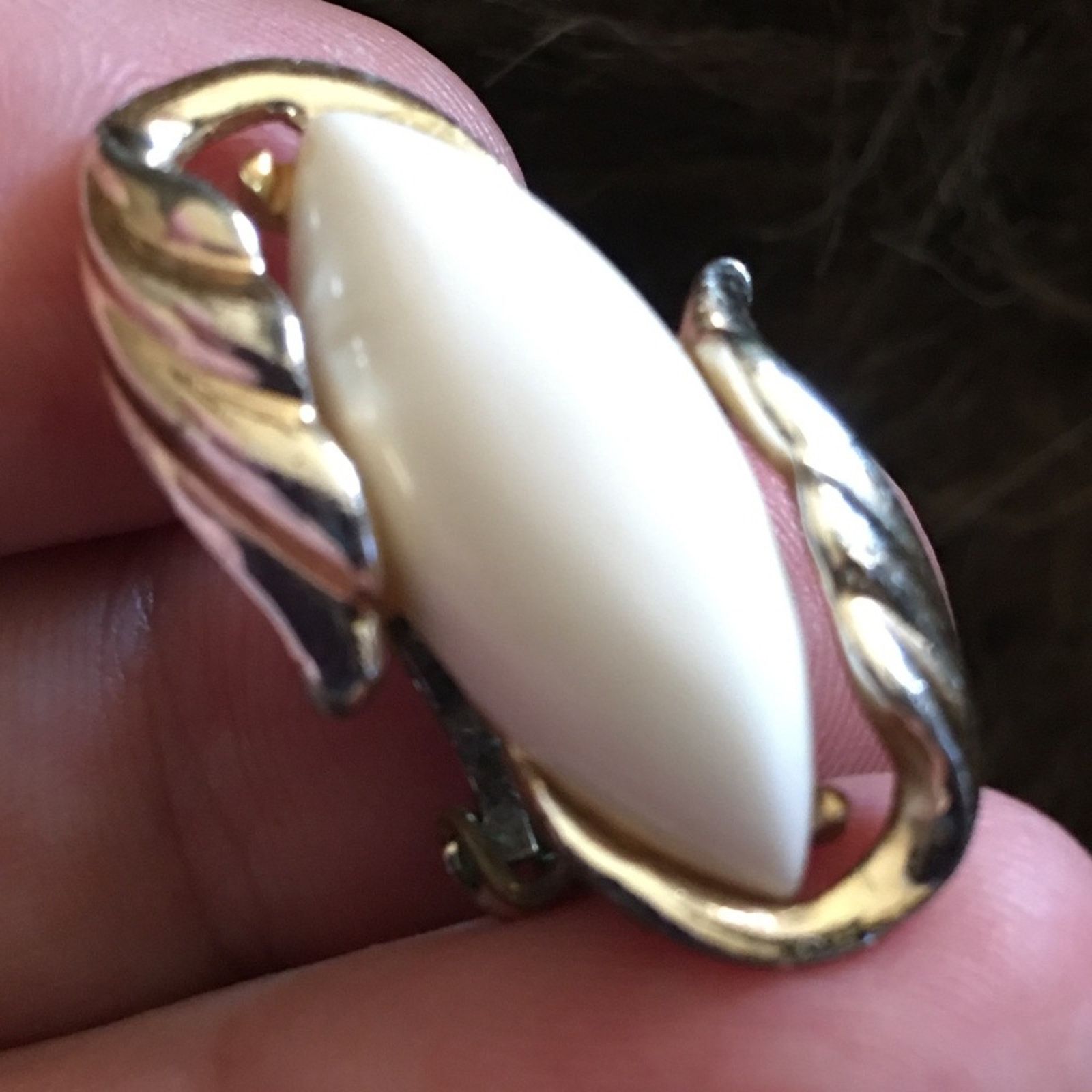 Vintage Vintage 60s thermoset gold tone clip earrings Size ONE SIZE - 3 Thumbnail
