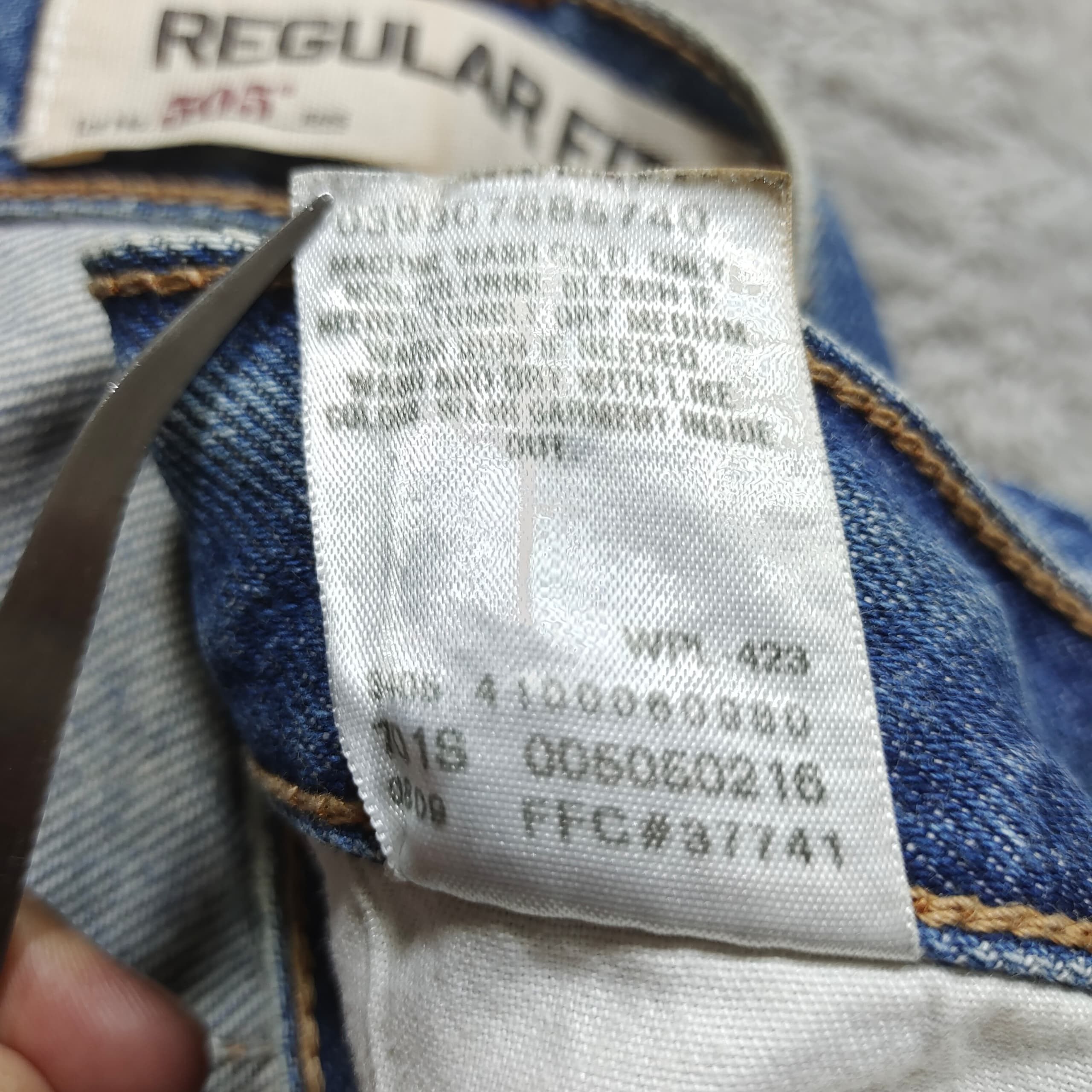Levi's Vintage Clothing × Vintage DISTRESSED VINTAGE LEVIS 505 REGULAR FIT JEANS Size US 41 - 13 Thumbnail