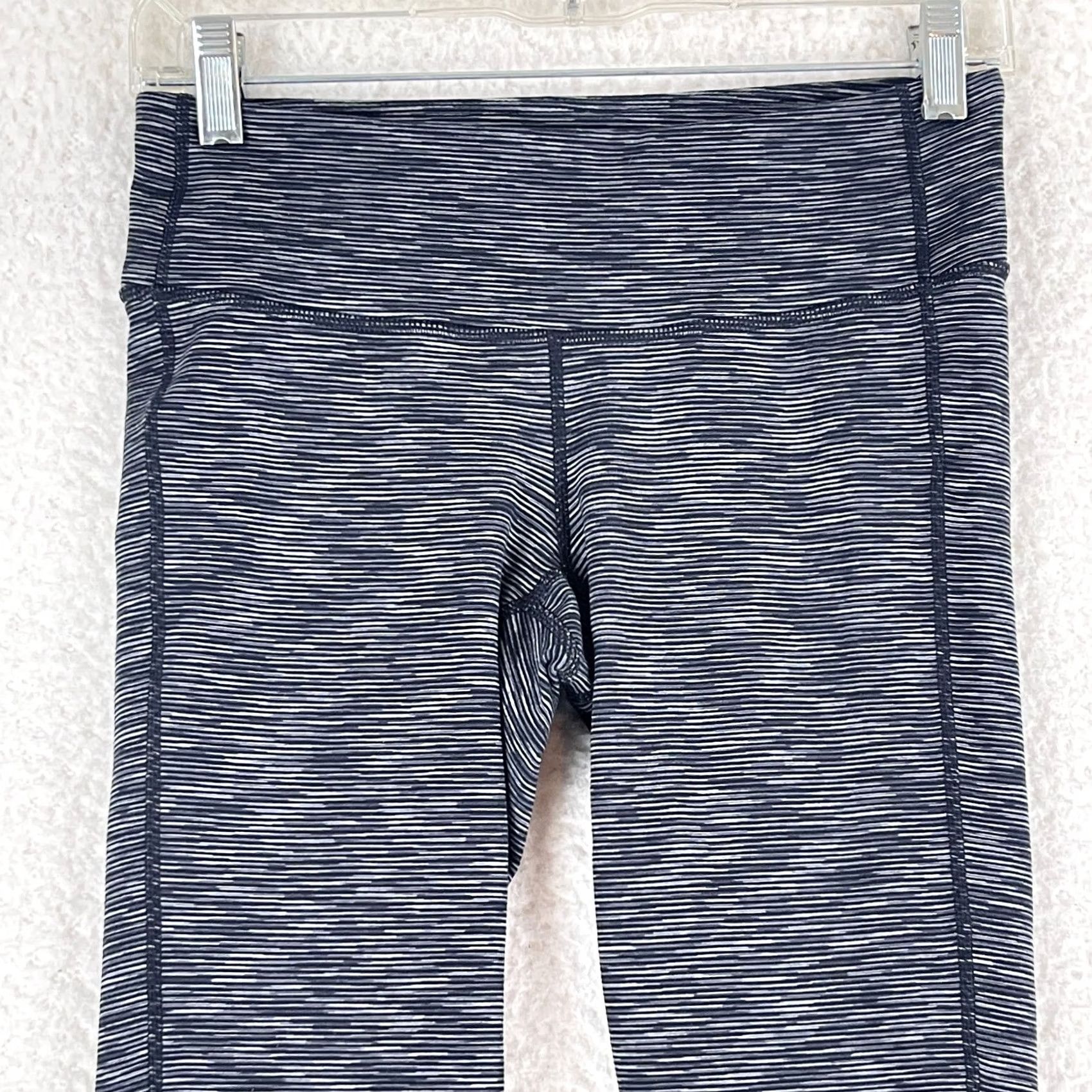 Athleta VINTAGE Athleta Womens Leggings Small Gray Black Pattern Cropped Yoga Workout Pants Size 28" / US 6 / IT 42 - 2 Thumbnail