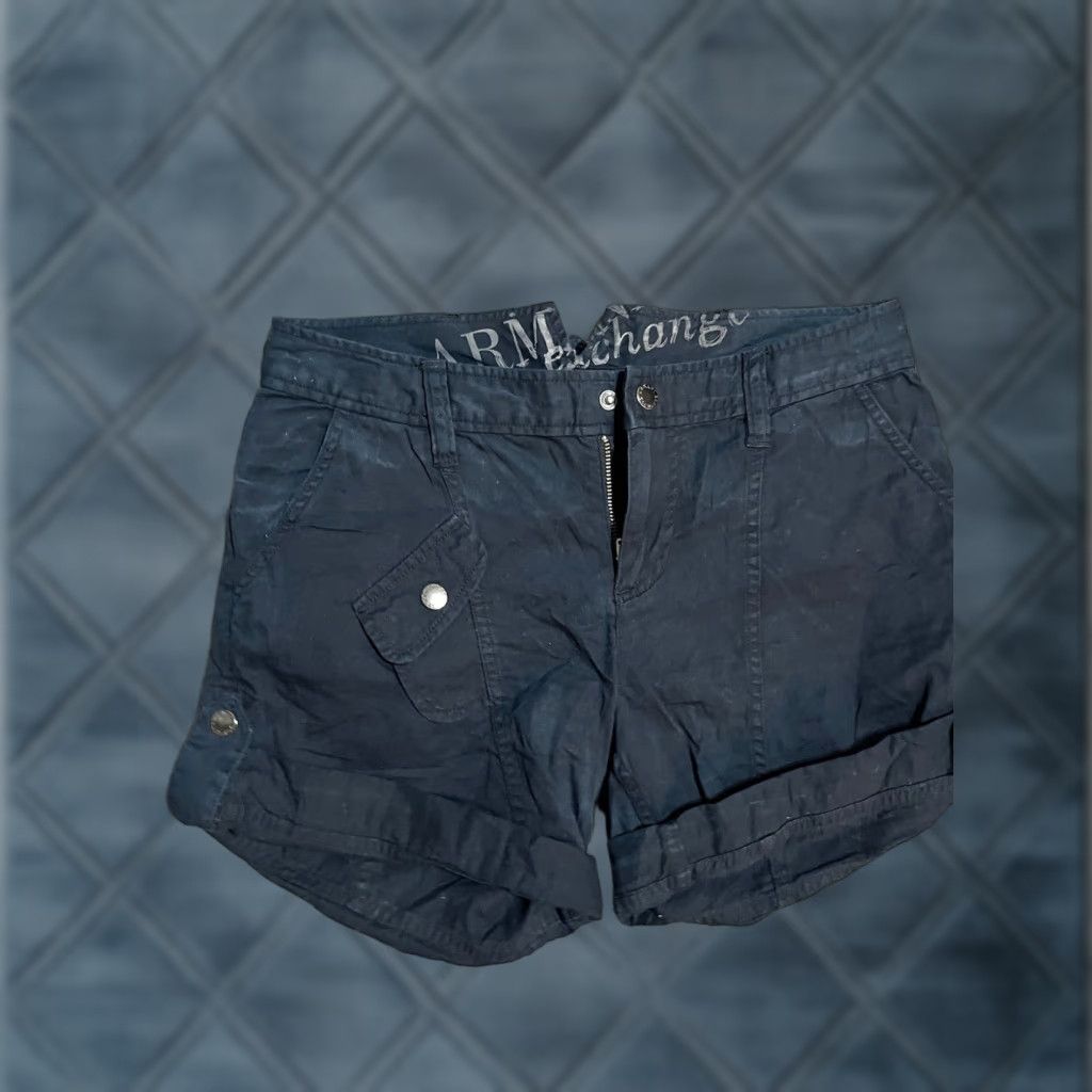 Armani Exchange ARMANI EXCHANGE WOMEN SHORTS Cuffed Short Black 2 PRE-OWNED Size 26" / US 2 / IT 38 - 1 Thumbnail