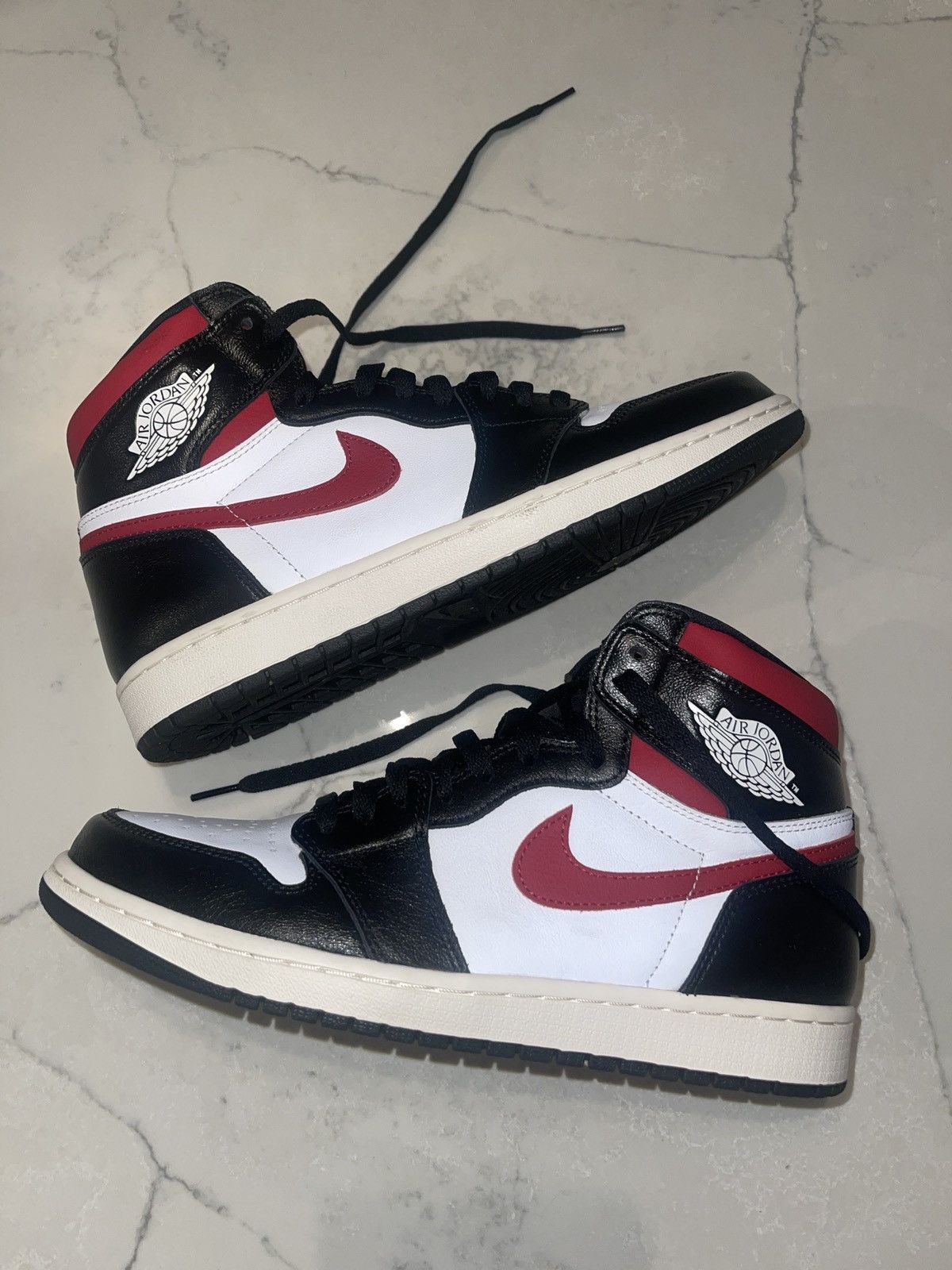 Jordan Brand Jordan 1 Retro Black toe 2016 Size US 10 / EU 43 - 2 Thumbnail