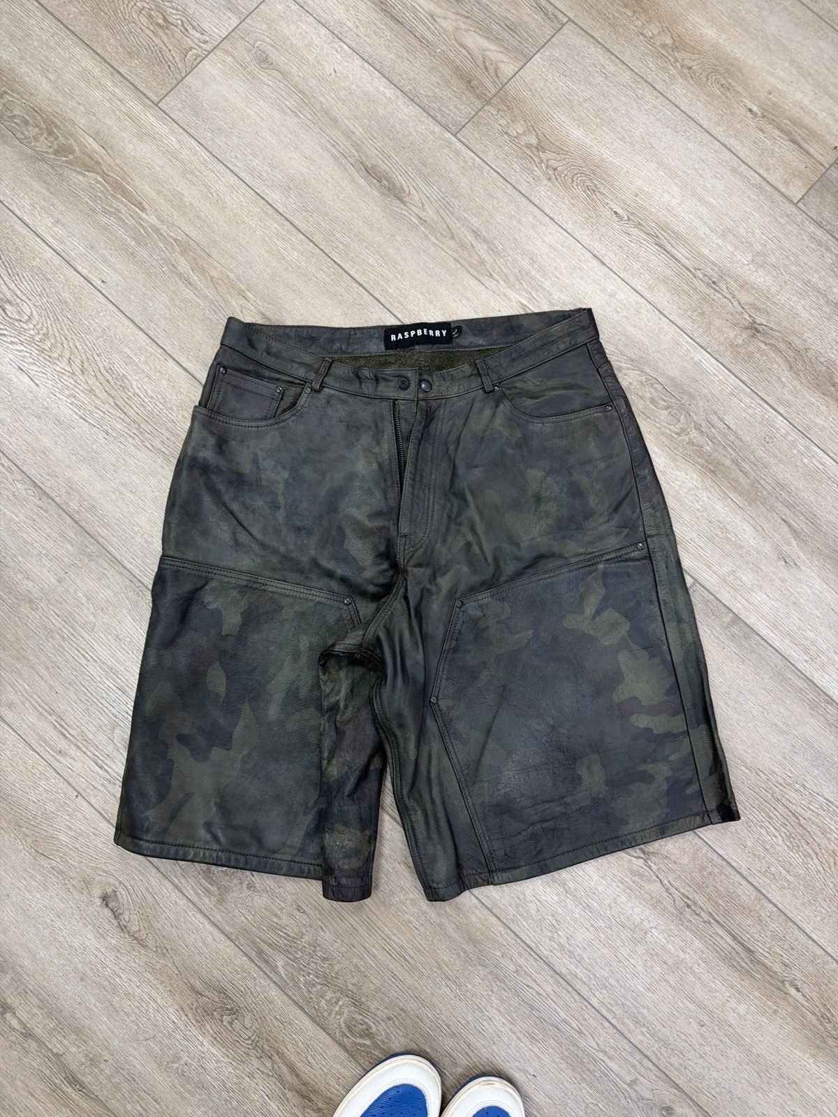 The GV Gallery Gv gallery camo leather shorts Size US 34 / EU 50 - 1 Thumbnail