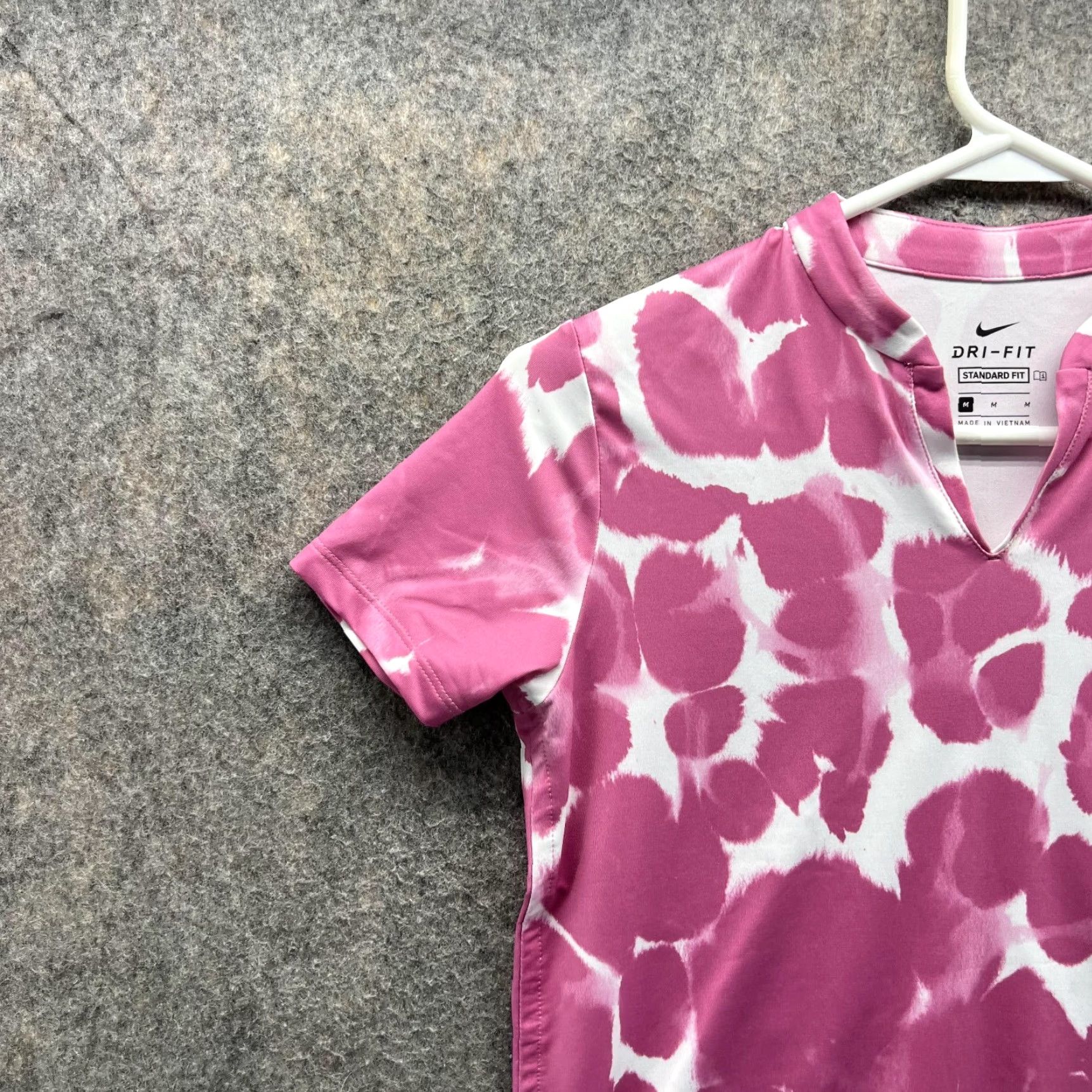 Nike Nike Shirt Women Medium Pink Dri Fit Short Sleeve V-Neck Pullover Regular Fit Nike Shirt Ladies Medium Pink All Seasons Casual Size M / US 6-8 / IT 42-44 - 3 Thumbnail