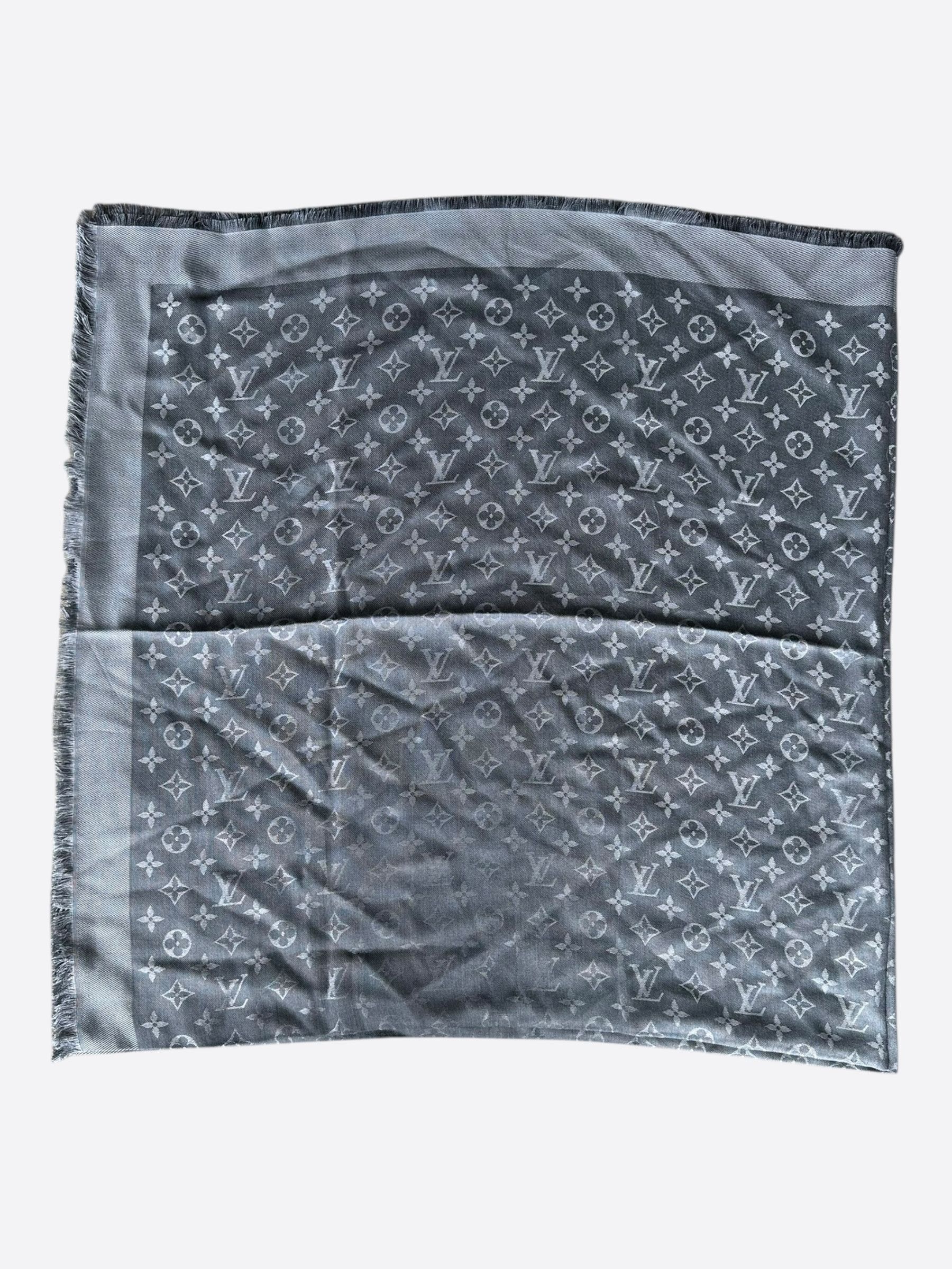 Louis Vuitton Louis Vuitton Grey Monogram Blanket Shawl Size ONE SIZE - 1 Thumbnail