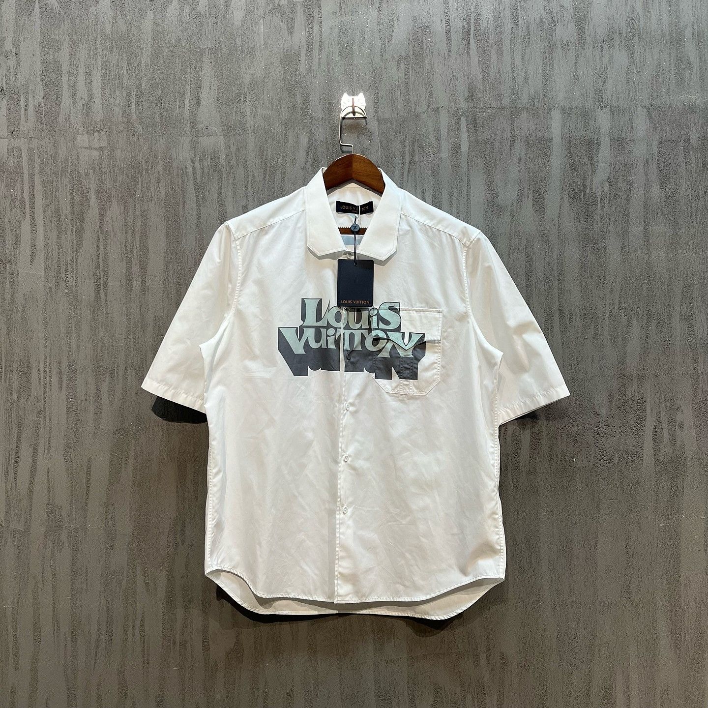 Louis Vuitton Louis Vuitton Logo Print Short Sleeve Shirt XL Size US XL / EU 56 / 4 - 1 Thumbnail