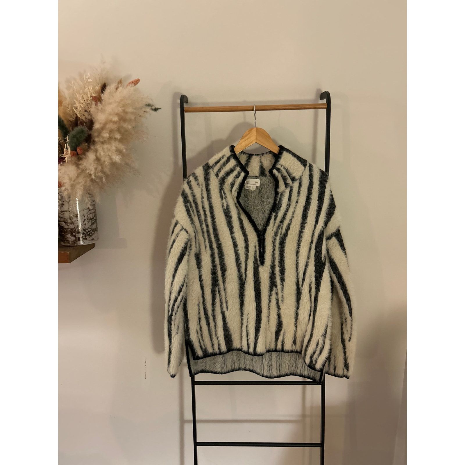 Anthropologie Anthropologie Fuzzy Zebra Print Sweater - Size Medium Size M / US 6-8 / IT 42-44 - 5 Thumbnail