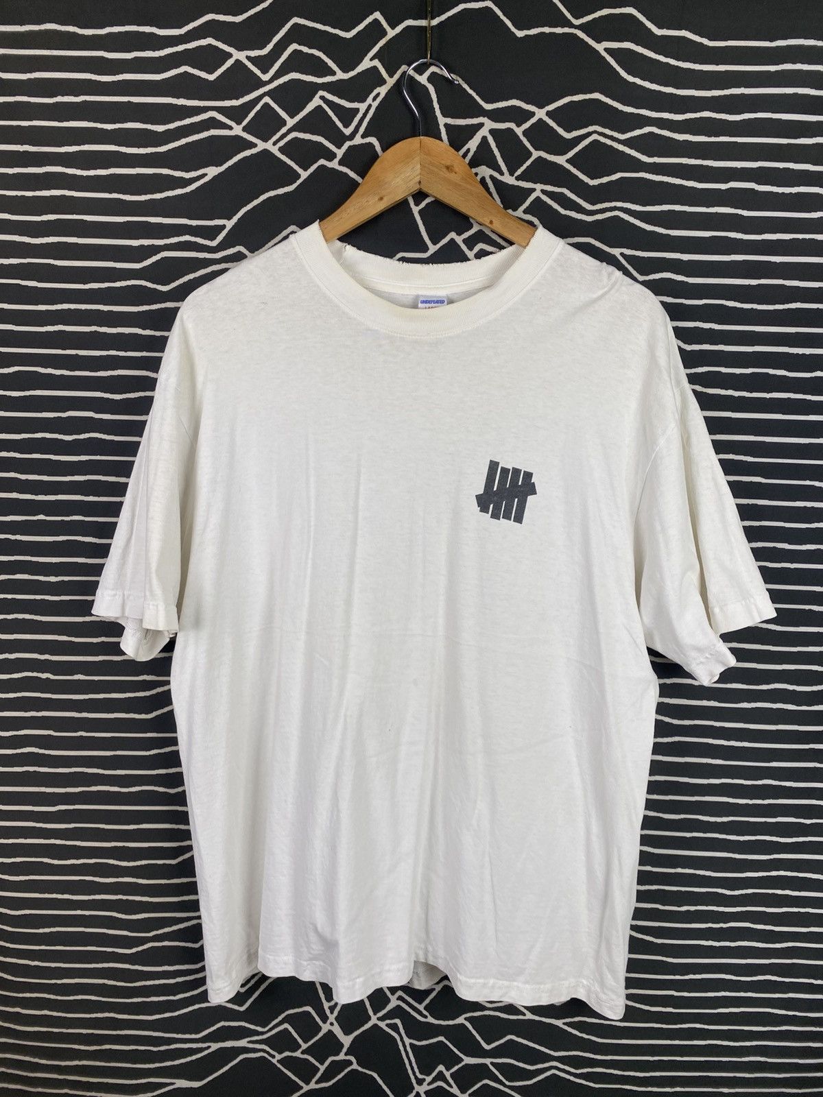 Undefeated Vintage Undefeated Distress Backhit logo Tshirt Size US XL / EU 56 / 4 - 2 Thumbnail