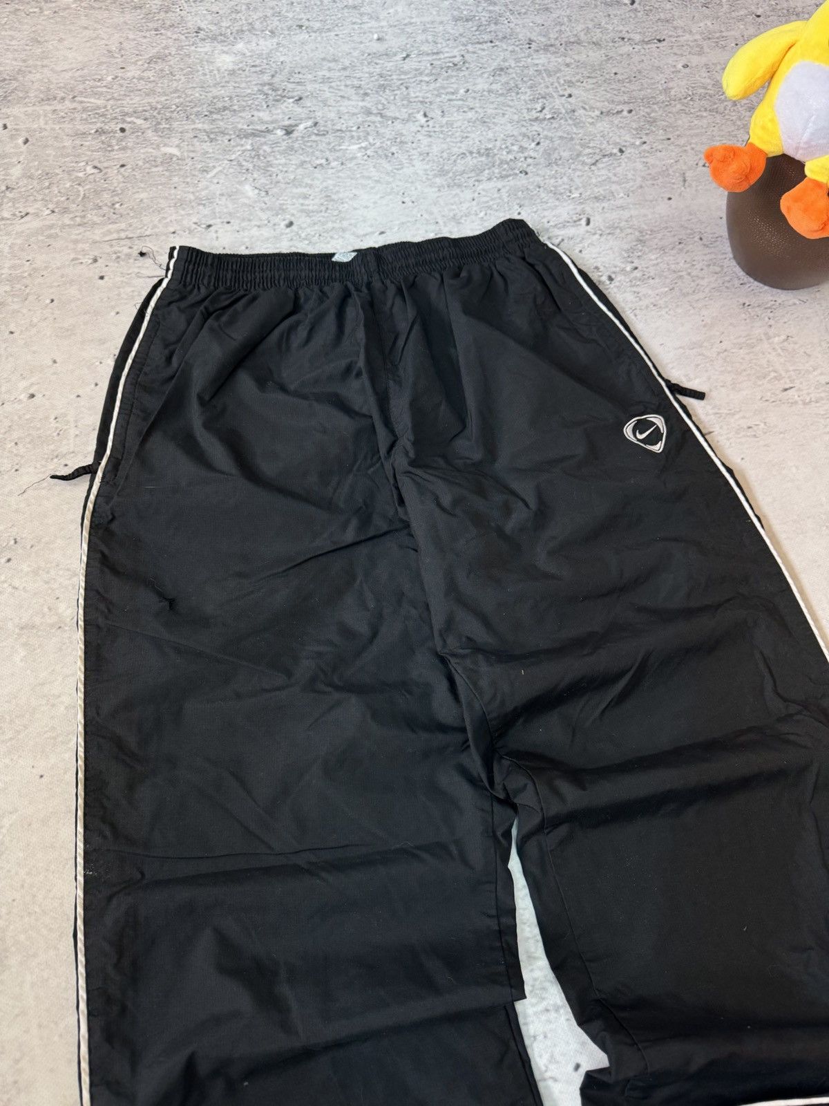 Nike × Vintage NIKE NYLON VINTAGE Y2K OVERSIZE BAGGY FIT PANTS SWEATPANTS Size US 32 / EU 48 - 4 Thumbnail