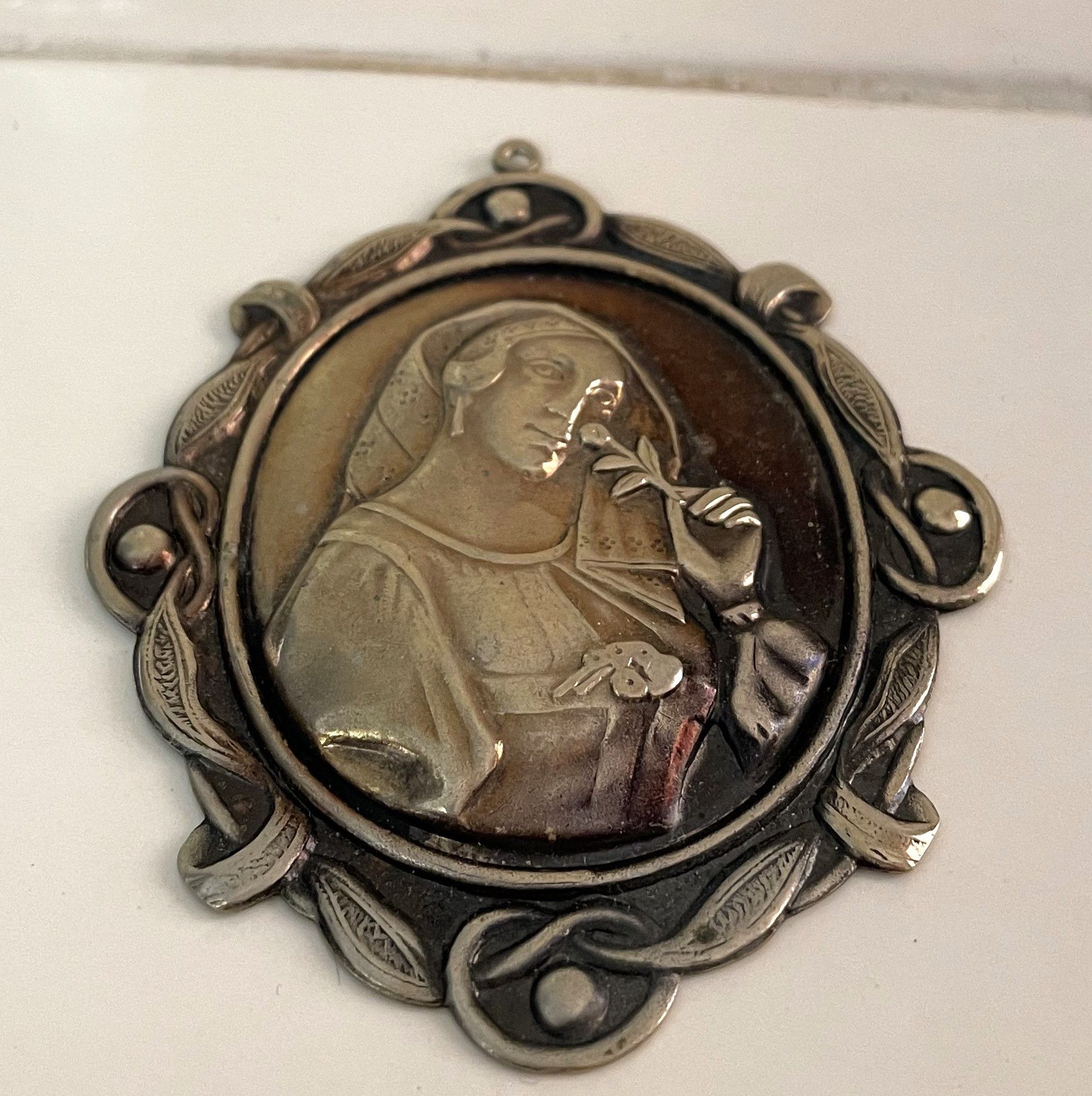Other Vintage Pendant medieval Relief of a woman with a flower. Size ONE SIZE - 4 Thumbnail