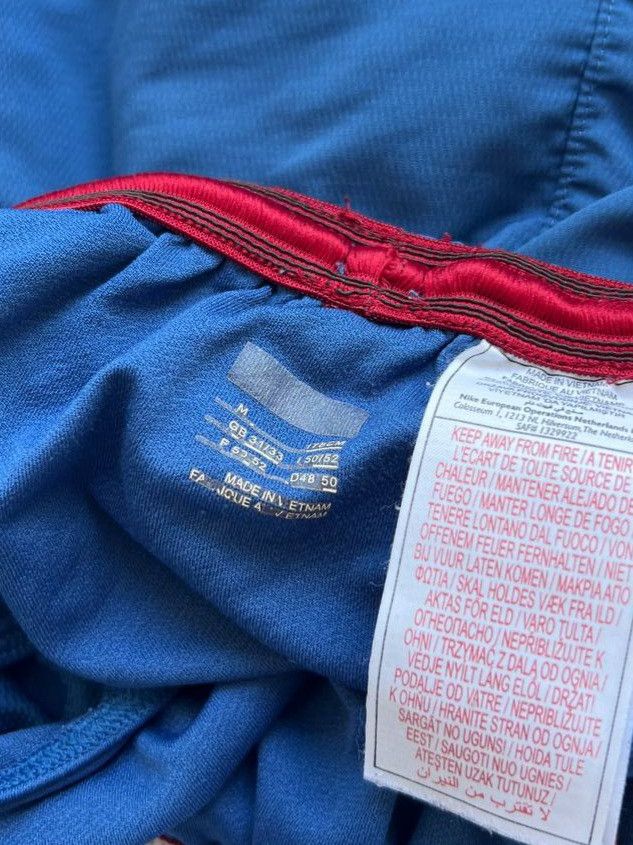 Nike Sz M FC BARCELONA NIKE VINTAGE 2007 FOOTBALL SOCCER SHORTS Size US 32 / EU 48 - 2 Thumbnail