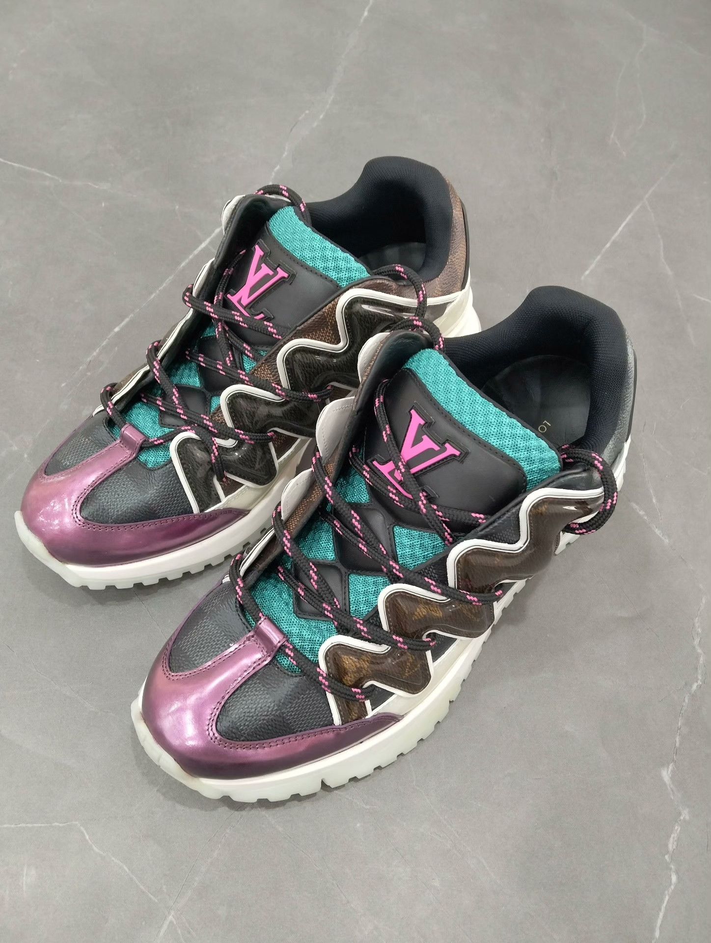 Louis Vuitton Louis Vuitton Lowtop Sneakers 40 Men Size US 7.5 / EU 40-41 - 1 Thumbnail