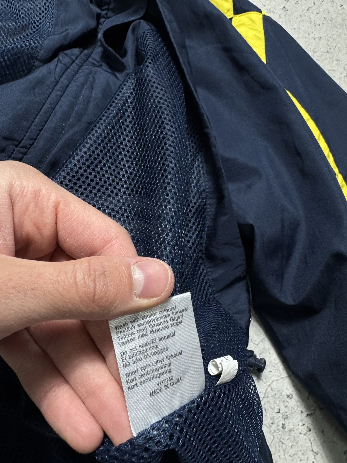 Umbro Umbro Sweden Vintage Nylon Football Track Jacket Soccer Size US L / EU 52-54 / 3 - 9 Thumbnail
