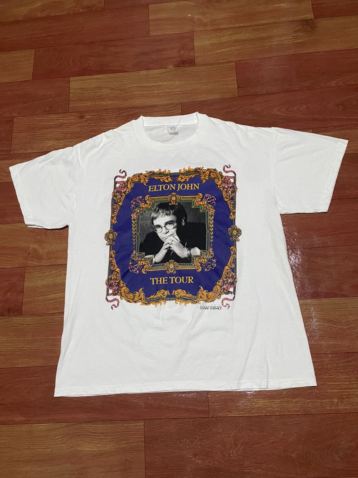 Vintage Vintage Elton John × Gianni Versace Tour T-Shirt 1992/93 Size US XL / EU 56 / 4 - 1 Thumbnail