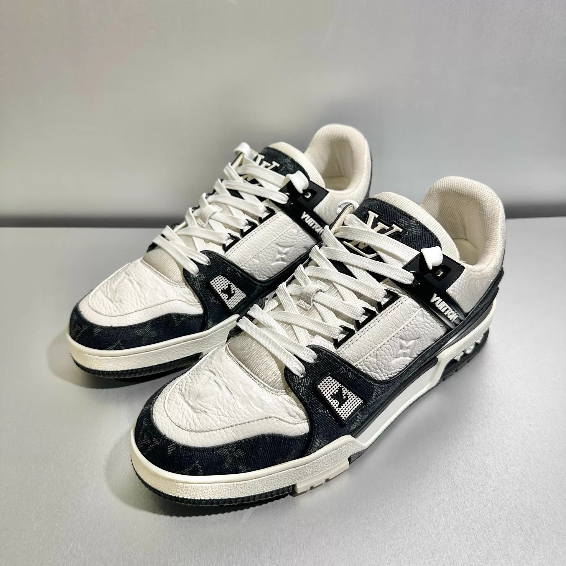 Louis Vuitton Louis Vuitton Trainer B&W Denim 8/42 Worn once Size US 9 / EU 42 - 1 Thumbnail