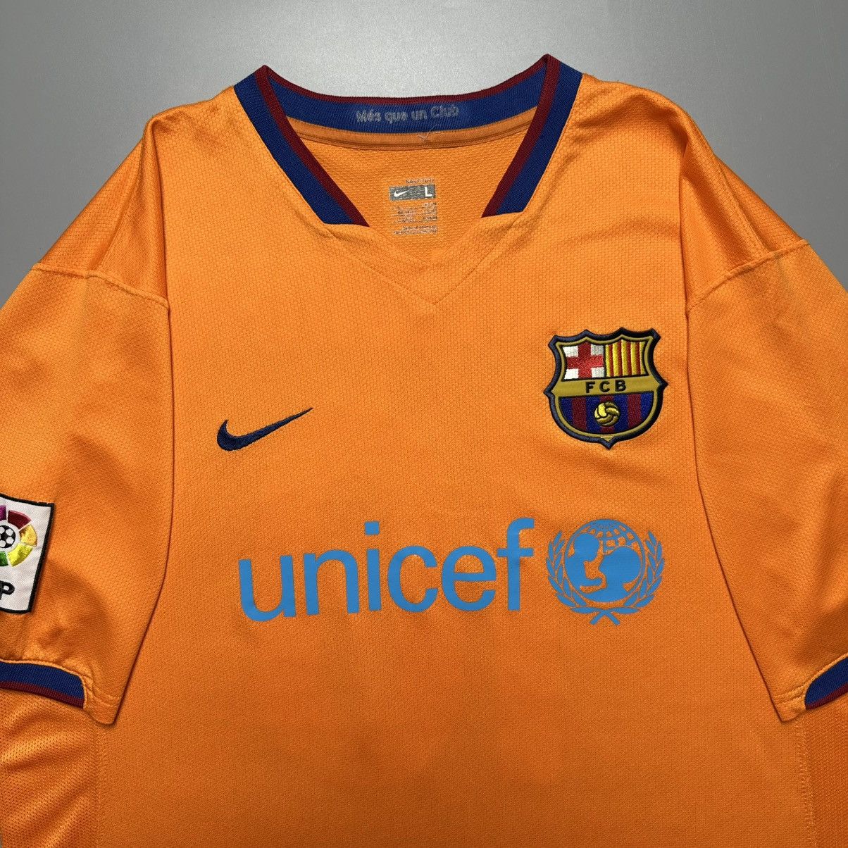 Nike BARCELONA NIKE 2007/2008 FOOTBALL AWAY JERSEY #10 RONALDINHO Size US L / EU 52-54 / 3 - 4 Thumbnail