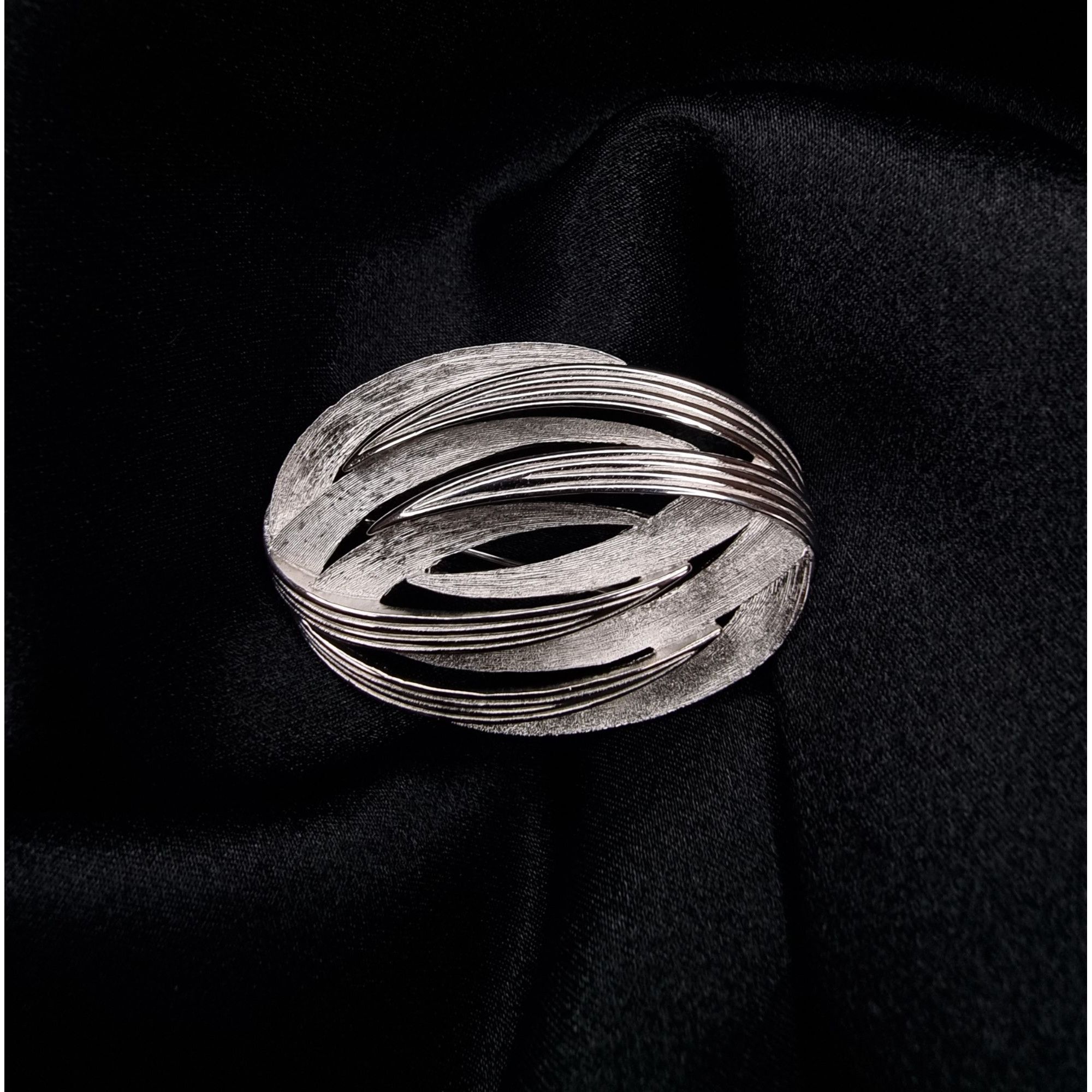 Vintage Vintage Trifari 1960s Silver-Tone Oval Swirl Brooch Pin Jewe Size ONE SIZE - 3 Thumbnail