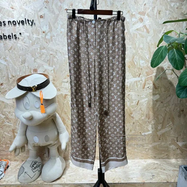 Louis Vuitton Louis Vuitton Old print silk pants Size US 36 / EU 52 - 1 Thumbnail