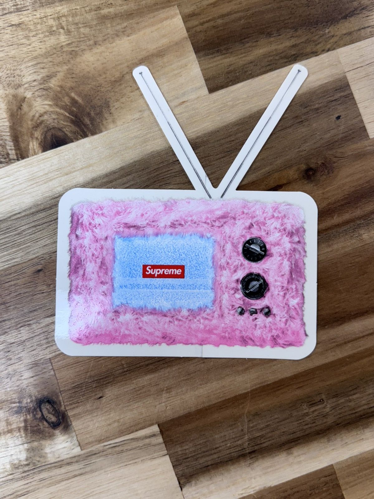 Supreme Supreme Pink Fuzzy TV Sticker SS18 Size ONE SIZE - 1 Preview