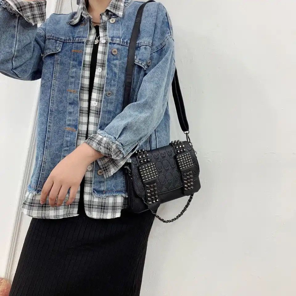 Leather Black Leather Messenger Bag Size ONE SIZE - 2 Thumbnail