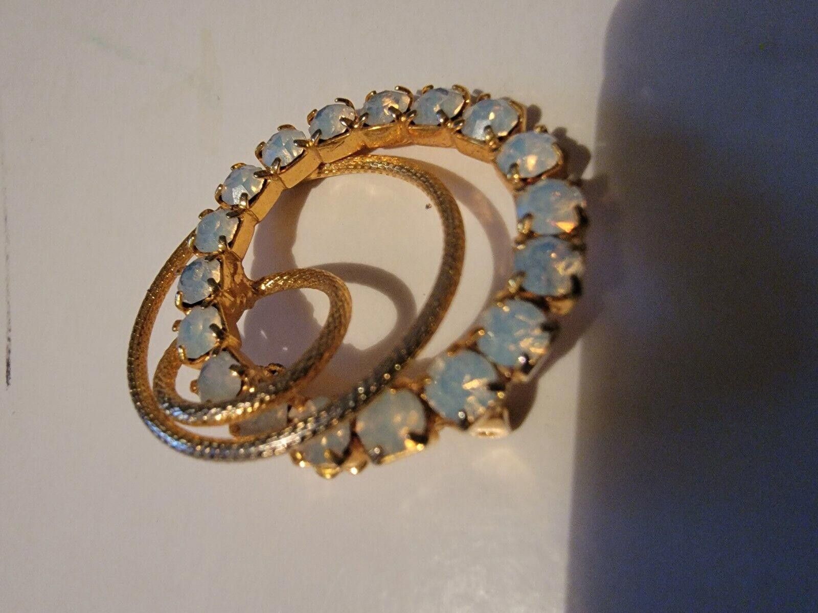 The Unbranded Brand Vintage Gold Tone Interlocking Circles Brooch Pin Gem Size ONE SIZE - 2 Thumbnail