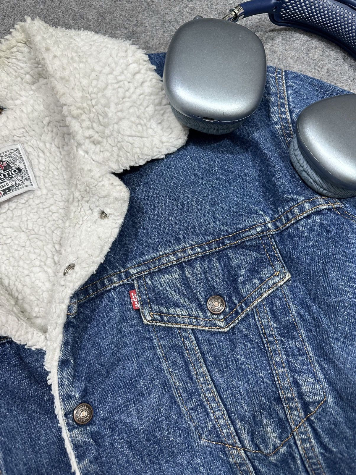 Levi's Vintage Clothing Crazy Vintage 1990’s Levis Denim Jacket (Made in USA🇺🇸) Size US XL / EU 56 / 4 - 4 Thumbnail