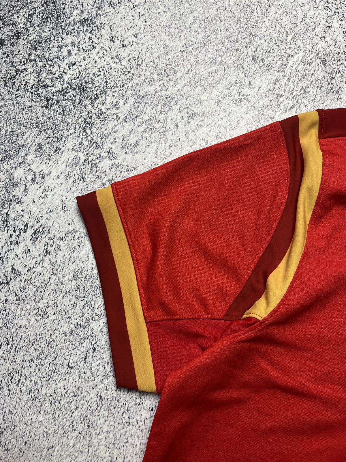 Vintage Under Armour Wales Rugby Shirt Red Admiral HeatGear Loose Size US L / EU 52-54 / 3 - 11 Thumbnail