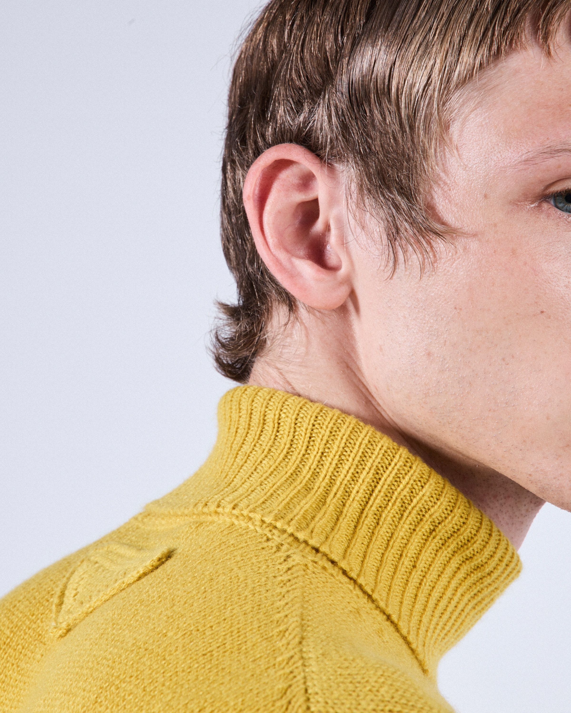 o1bcso1str1025 Cashmere Turtleneck Sweater in Yellow