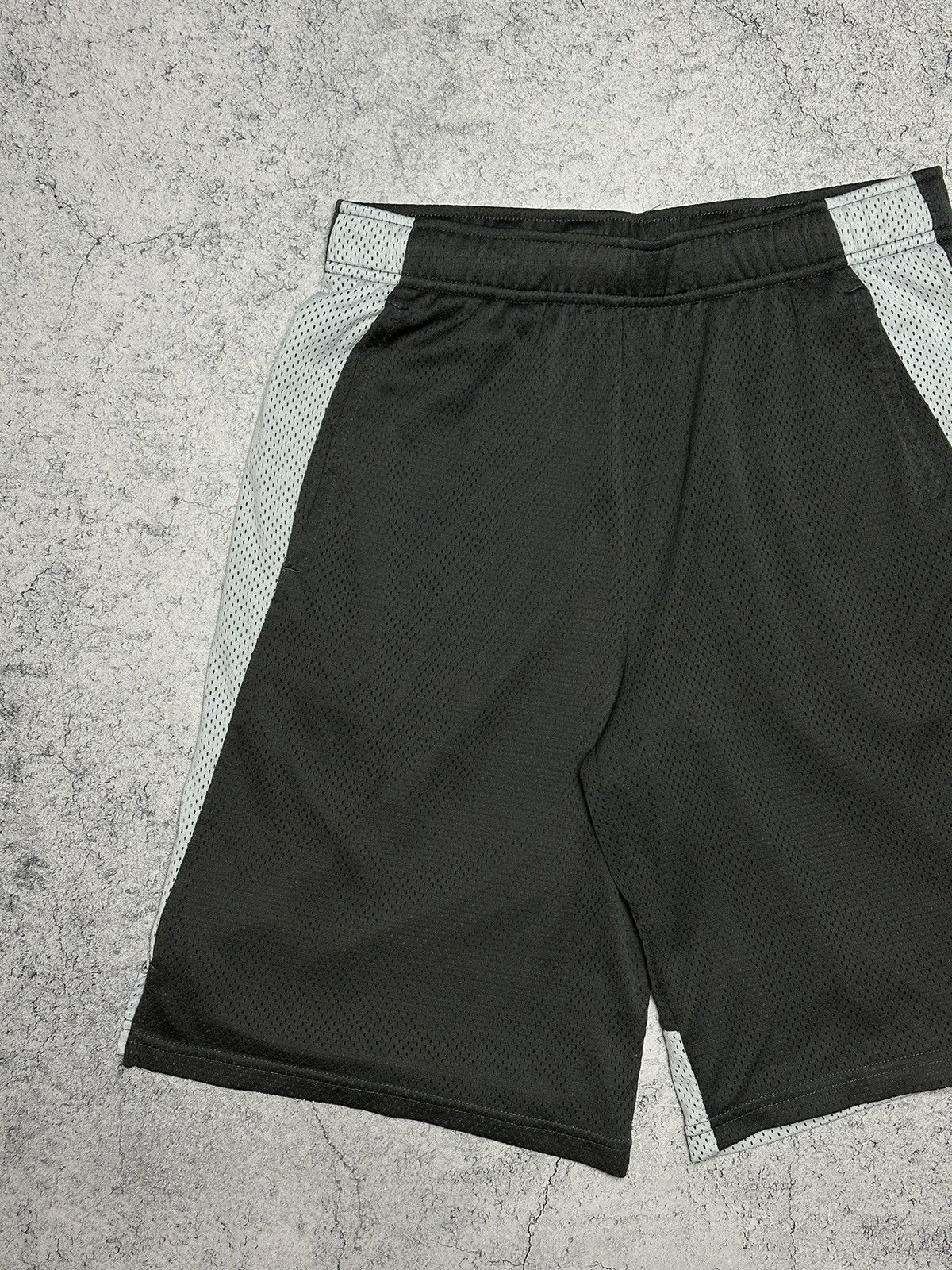 Nike Vintage Nike Basketball Shorts Size US 32 / EU 48 - 2 Thumbnail